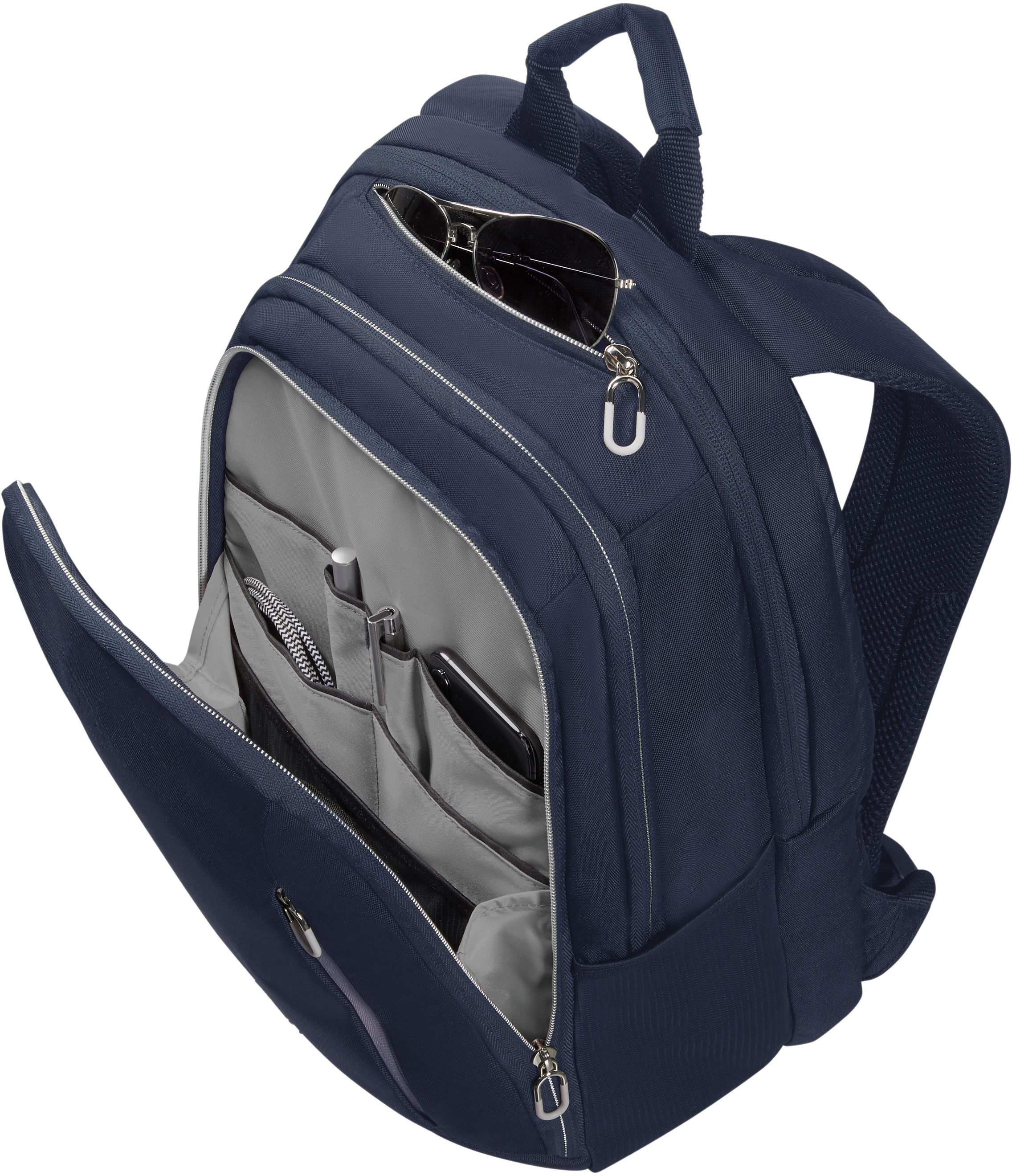 Marineblauer Rucksack mit offenen Fronttaschen, Sonnenbrille und Stiften.