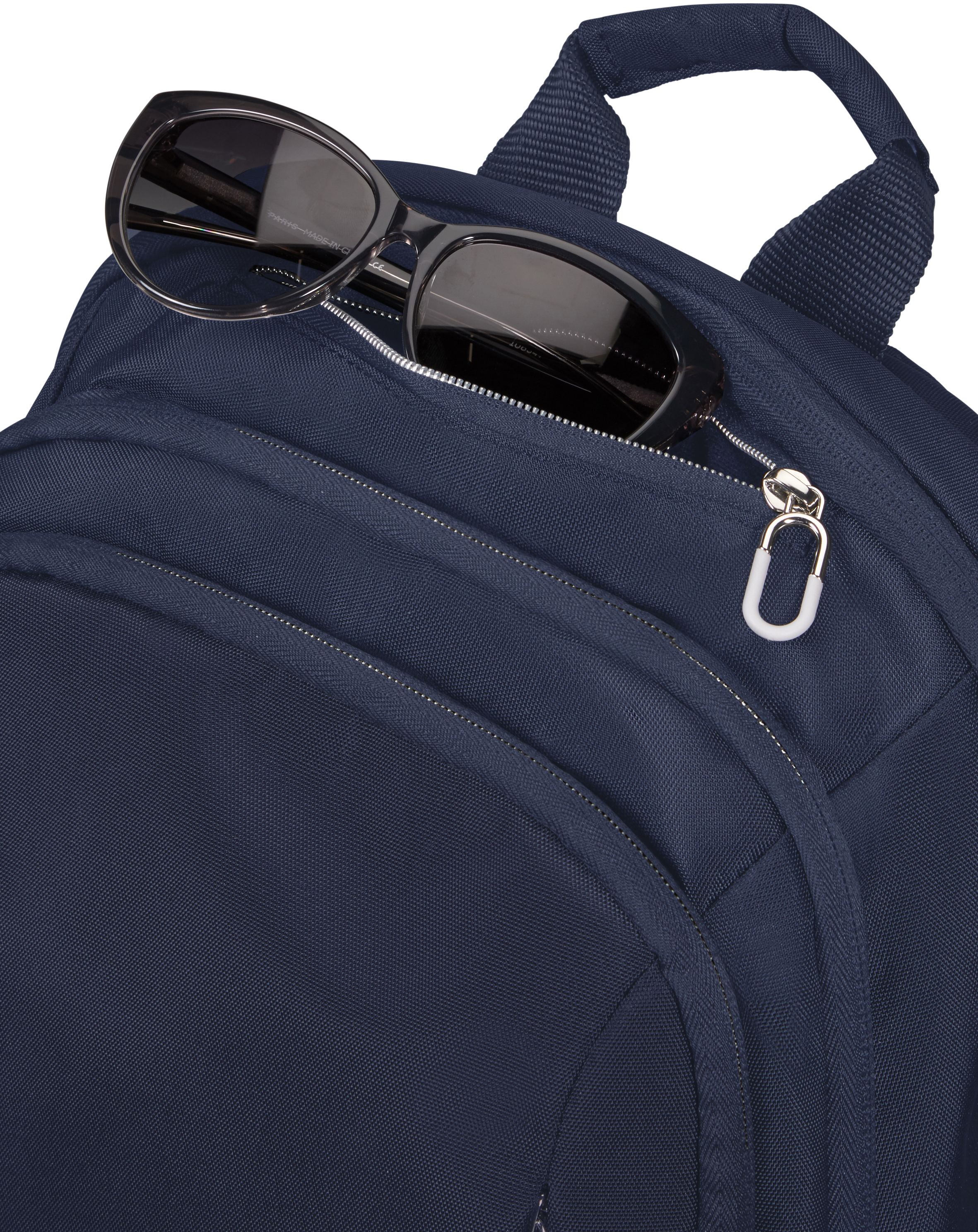 Marineblauer Rucksack mit Sonnenbrille in der Vordertasche.