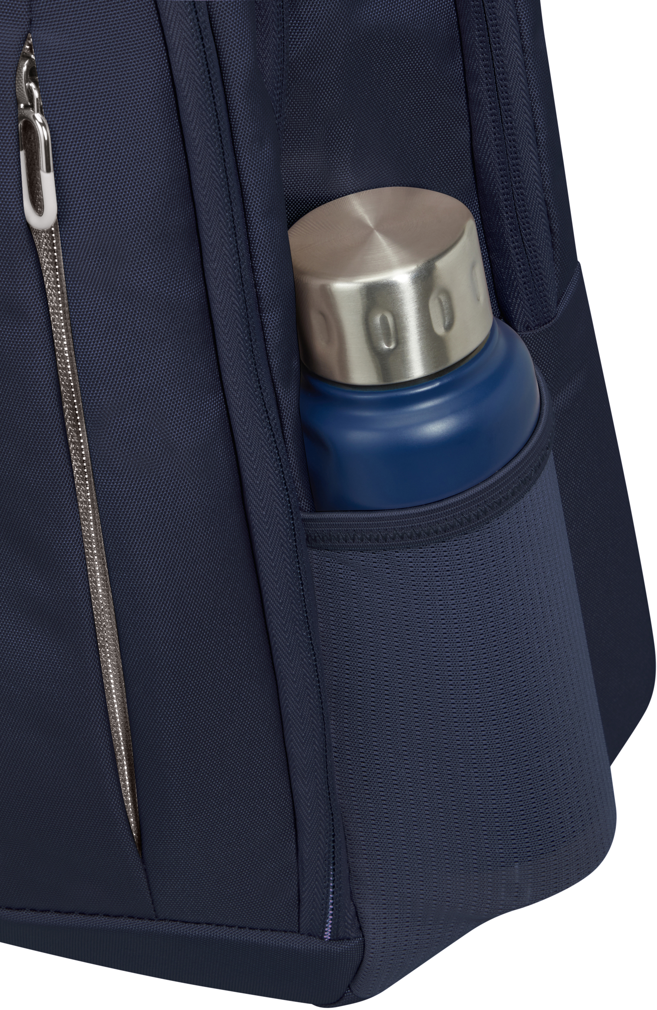 Ein dunkelblauer Rucksack mit einer Wasserflasche in einer Seitentasche, mit einem silbernen Reißverschluss.