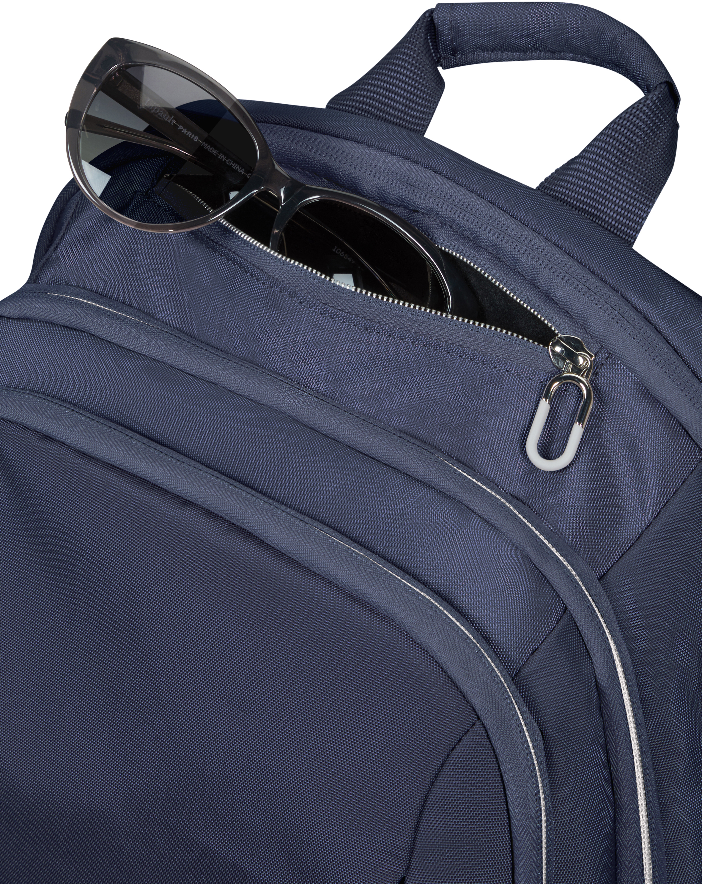 Rucksack mit Sonnenbrille in der Vordertasche.
