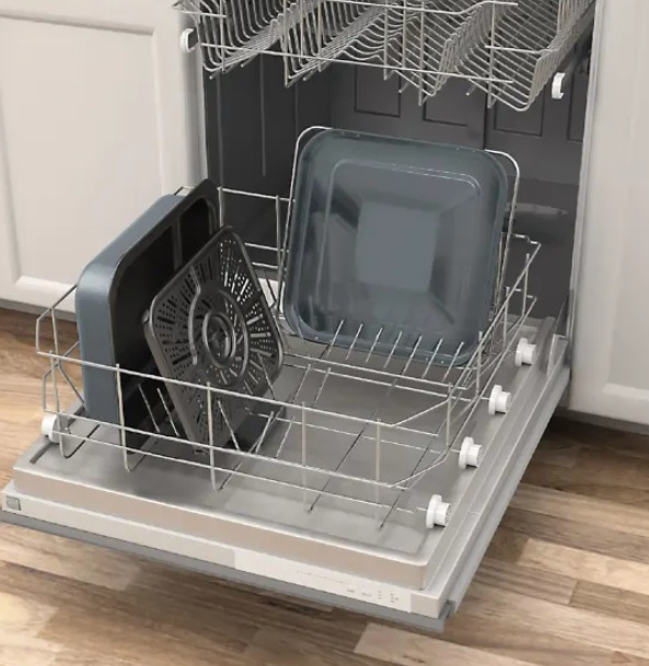 Zmywarka z tacami trzymającymi szare kwadratowe patelnie.