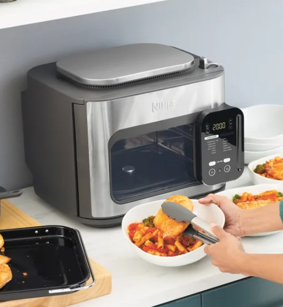 Frytkownica beztłuszczowa Ninja z wyjmowanym jedzeniem.