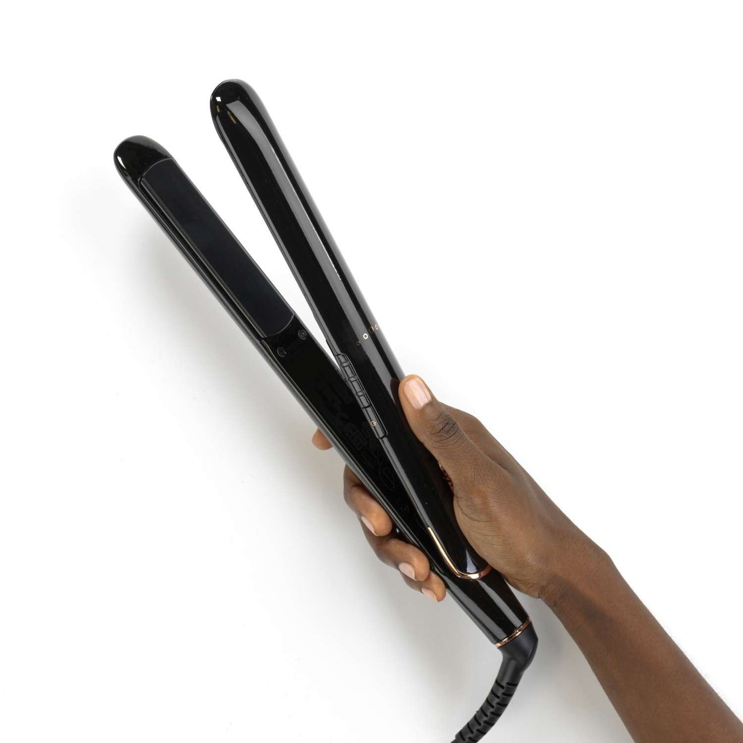 Una mano che tiene una piastra per capelli nera su sfondo bianco.