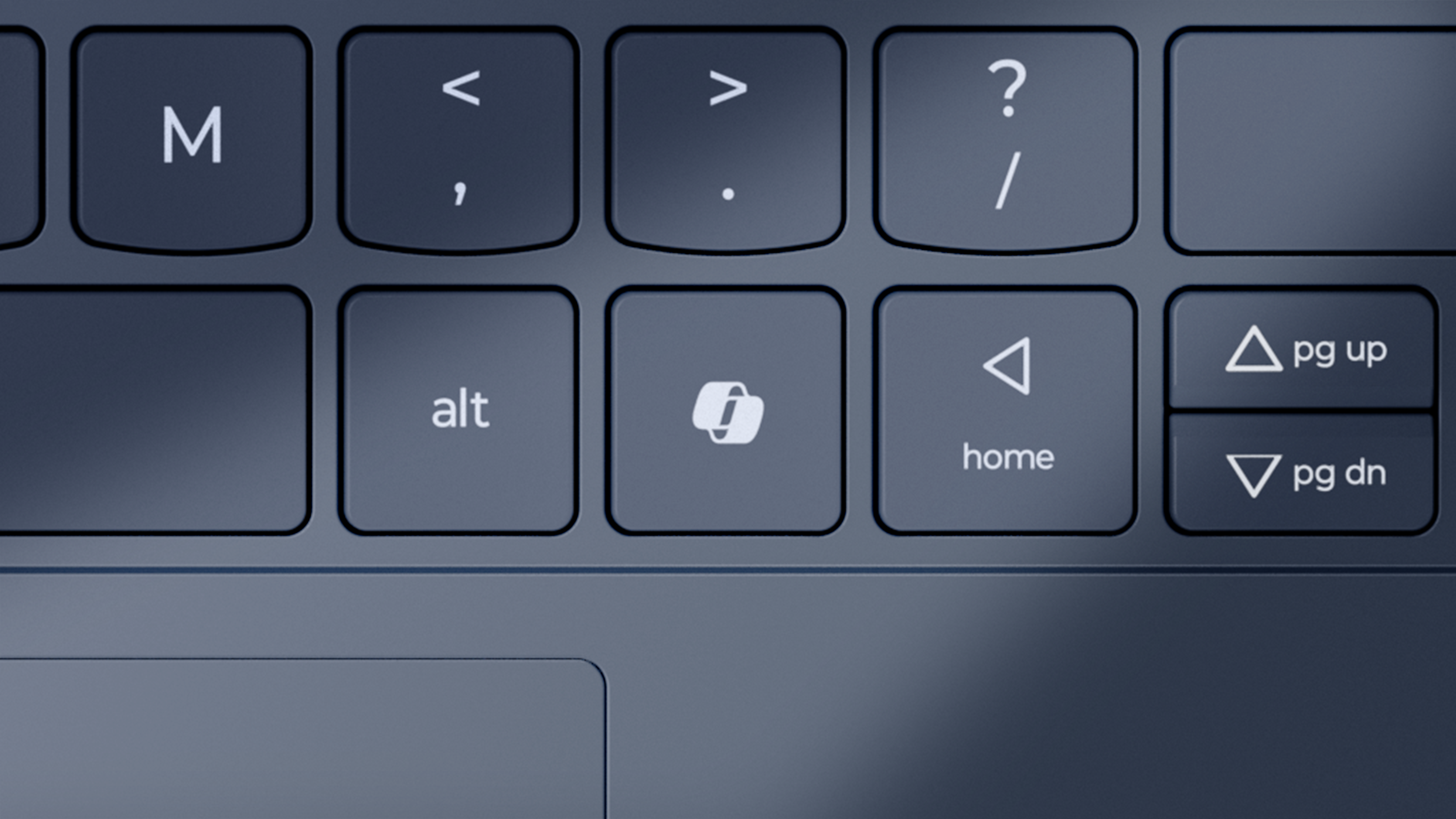 Koyu gri tuşlara sahip bir dizüstü bilgisayar klavyesinin yakın çekimi, 'alt', 'home' ve ok tuşları dahil.