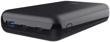 Fekete power bank USB és USB-C portokkal, sötét felületen.