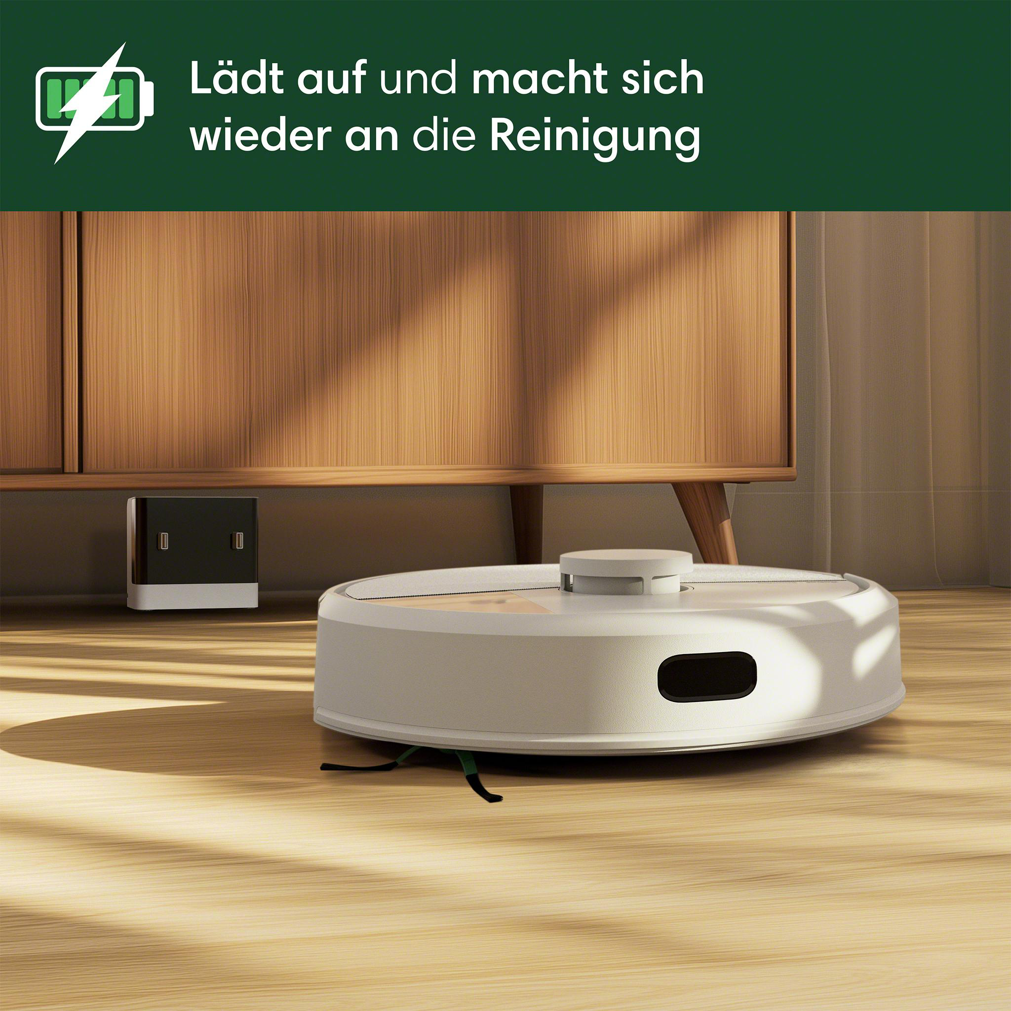 Ein weißer Roboter-Staubsauger auf einem Holzboden, der in seiner Basis geladen wird, mit einem Holzschrank im Hintergrund.