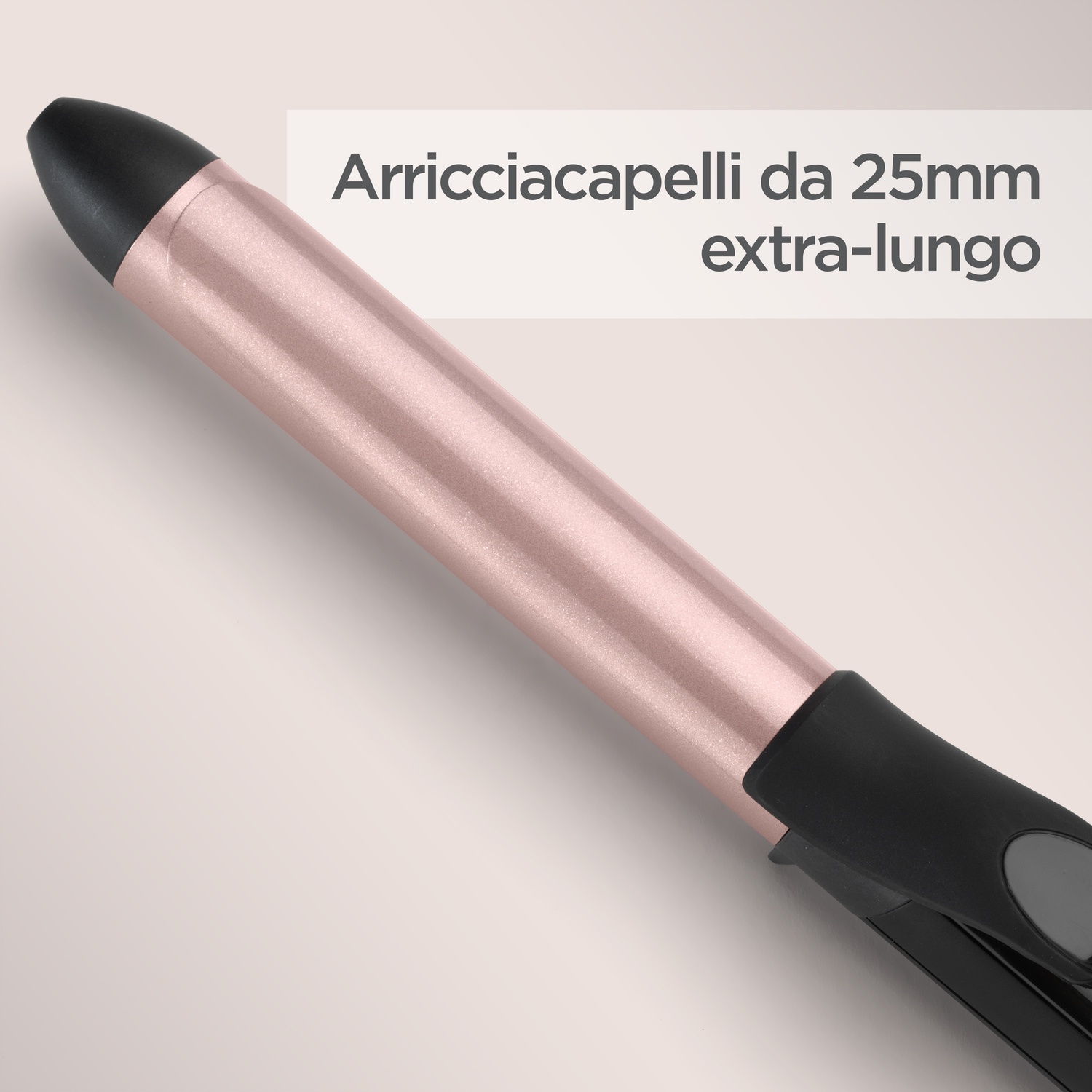 Un arricciacapelli oro rosa con dettagli neri, angolato su sfondo chiaro. Testo: 'extra-lungo'.