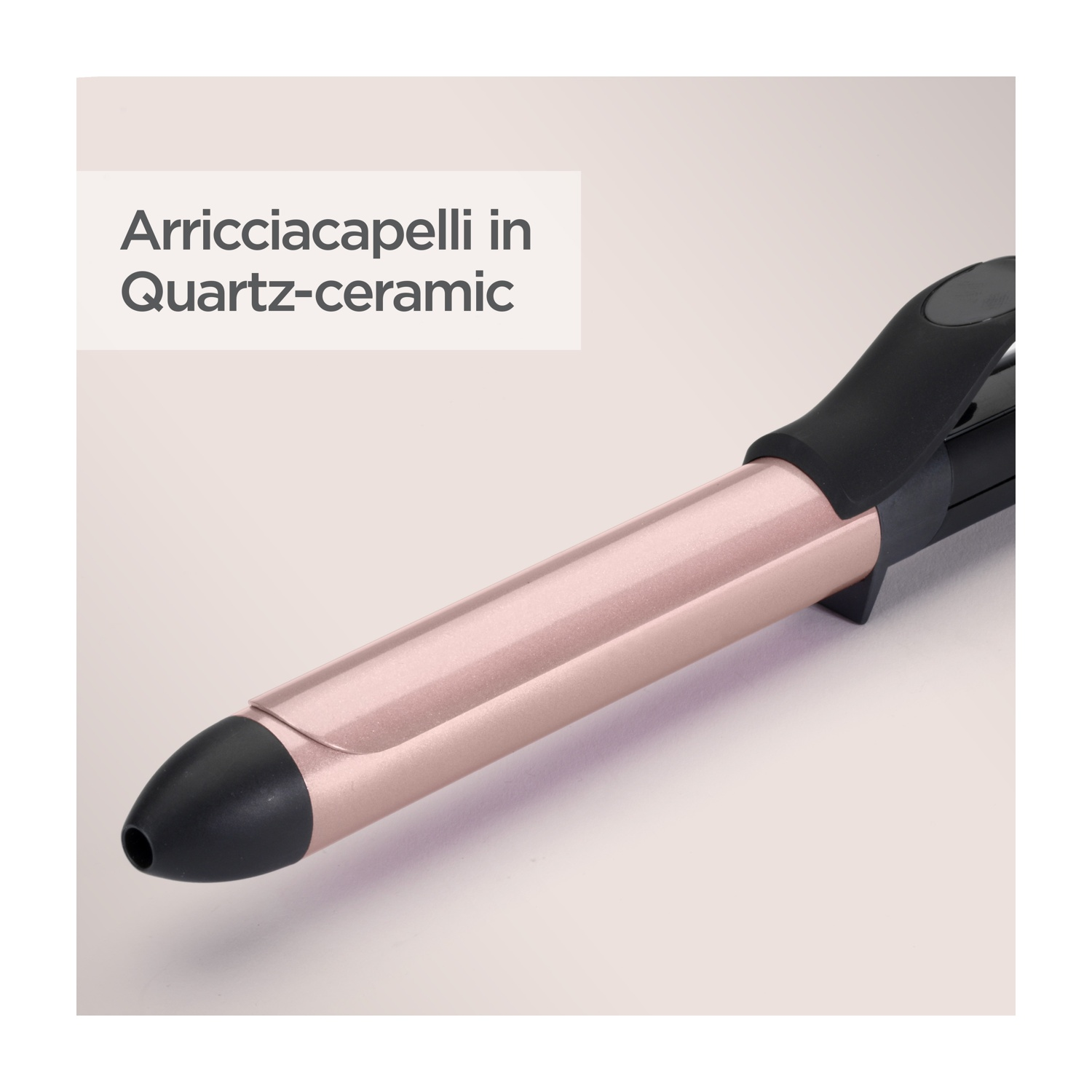 Primo piano di un arricciacapelli con canna oro rosa e manico nero.