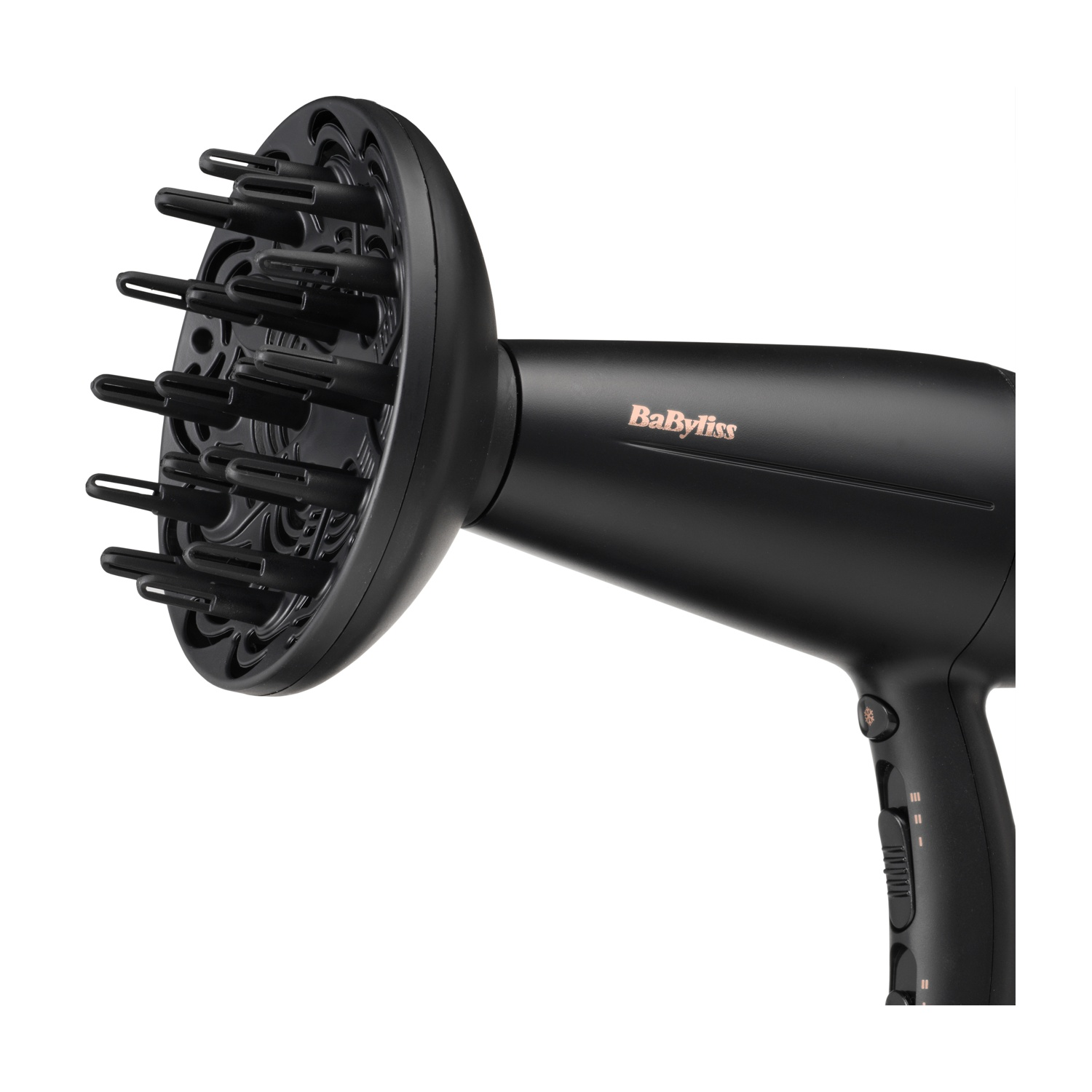 Un asciugacapelli nero con un diffusore e il logo Babyliss sul lato.