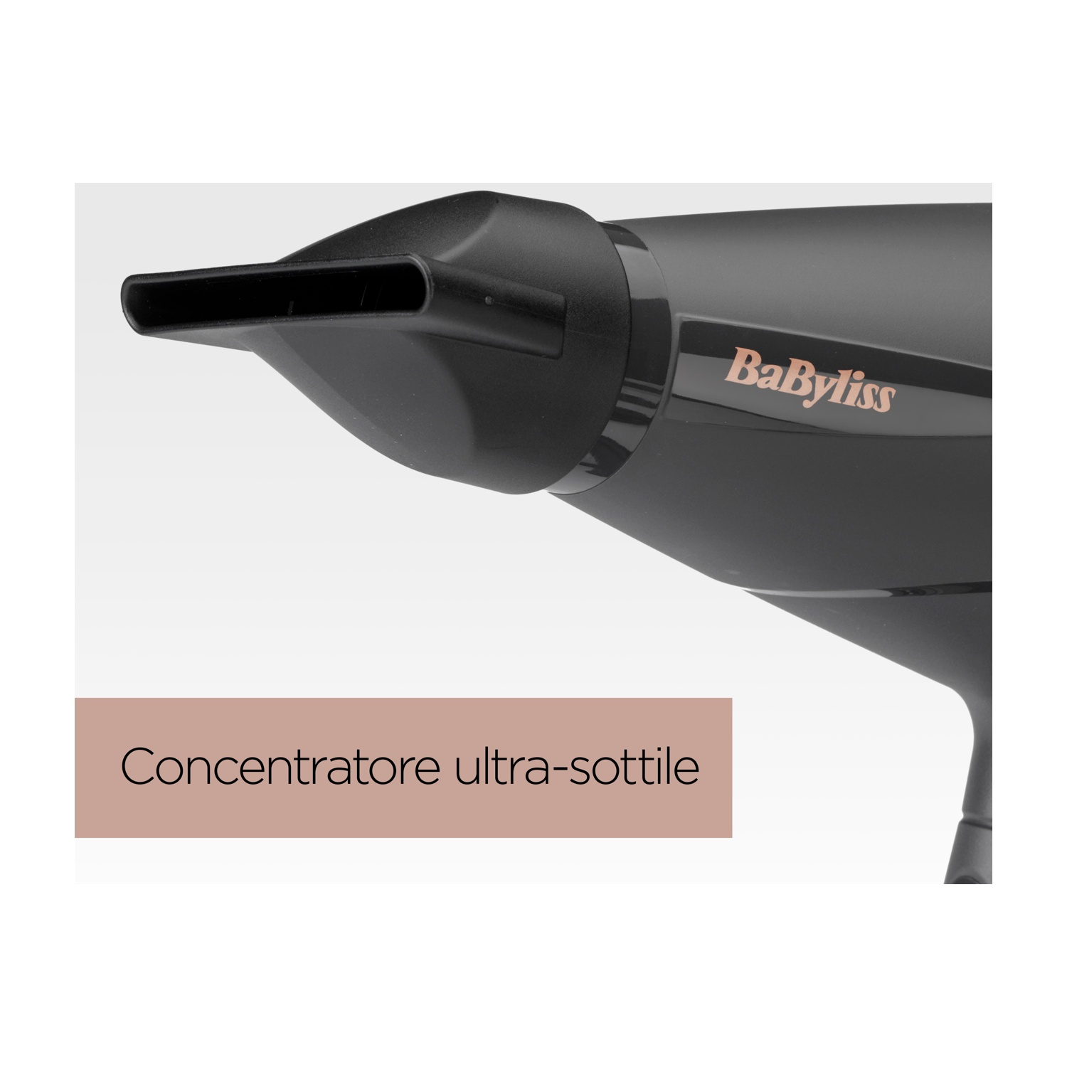 Primo piano di un asciugacapelli nero con ugello e la scritta 'Concentratore ultra-sottile'.