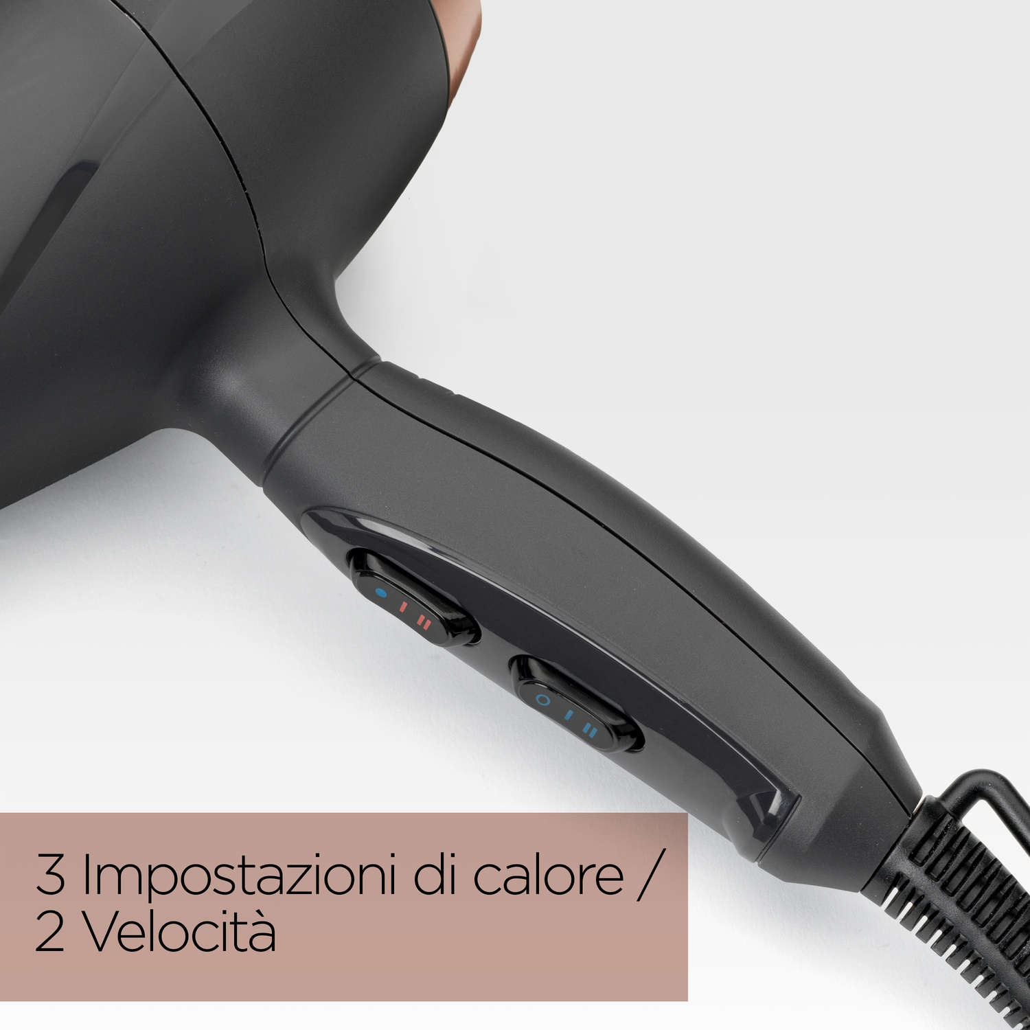Primo piano di un asciugacapelli nero con pulsanti e testo che indica le impostazioni di calore e velocità.