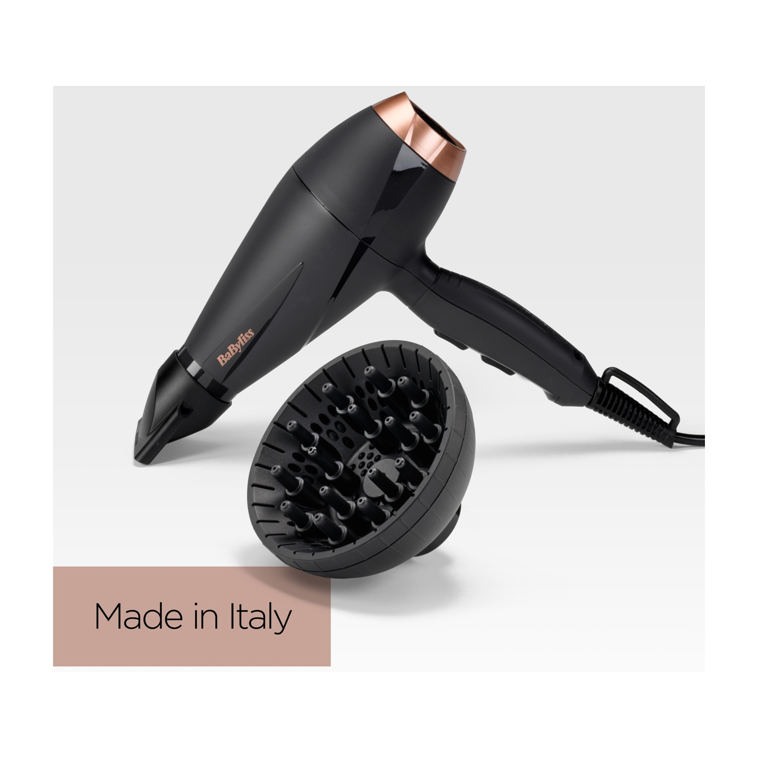 Un asciugacapelli nero con un diffusore.