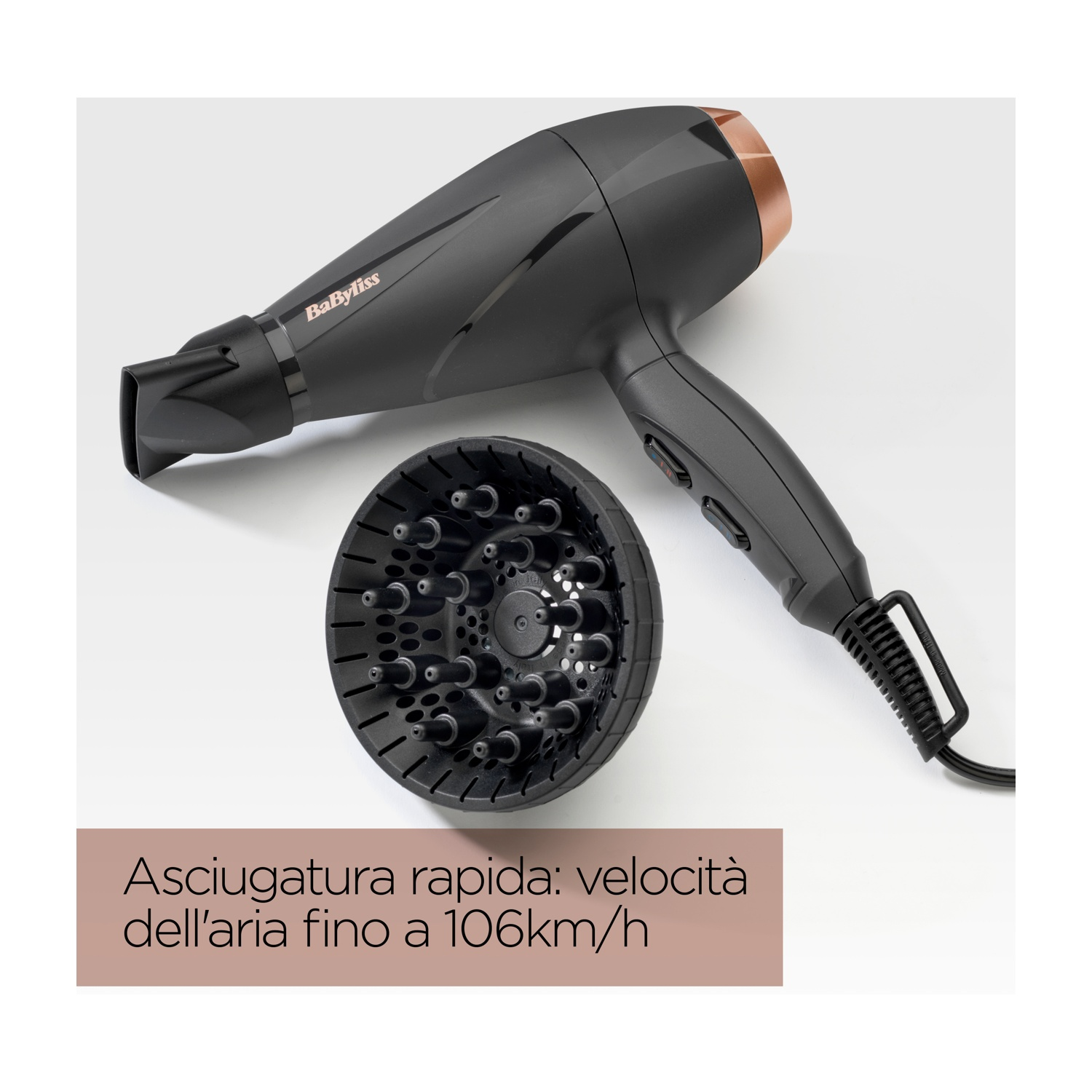 Un asciugacapelli nero con beccuccio oro rosa e un accessorio diffusore.
