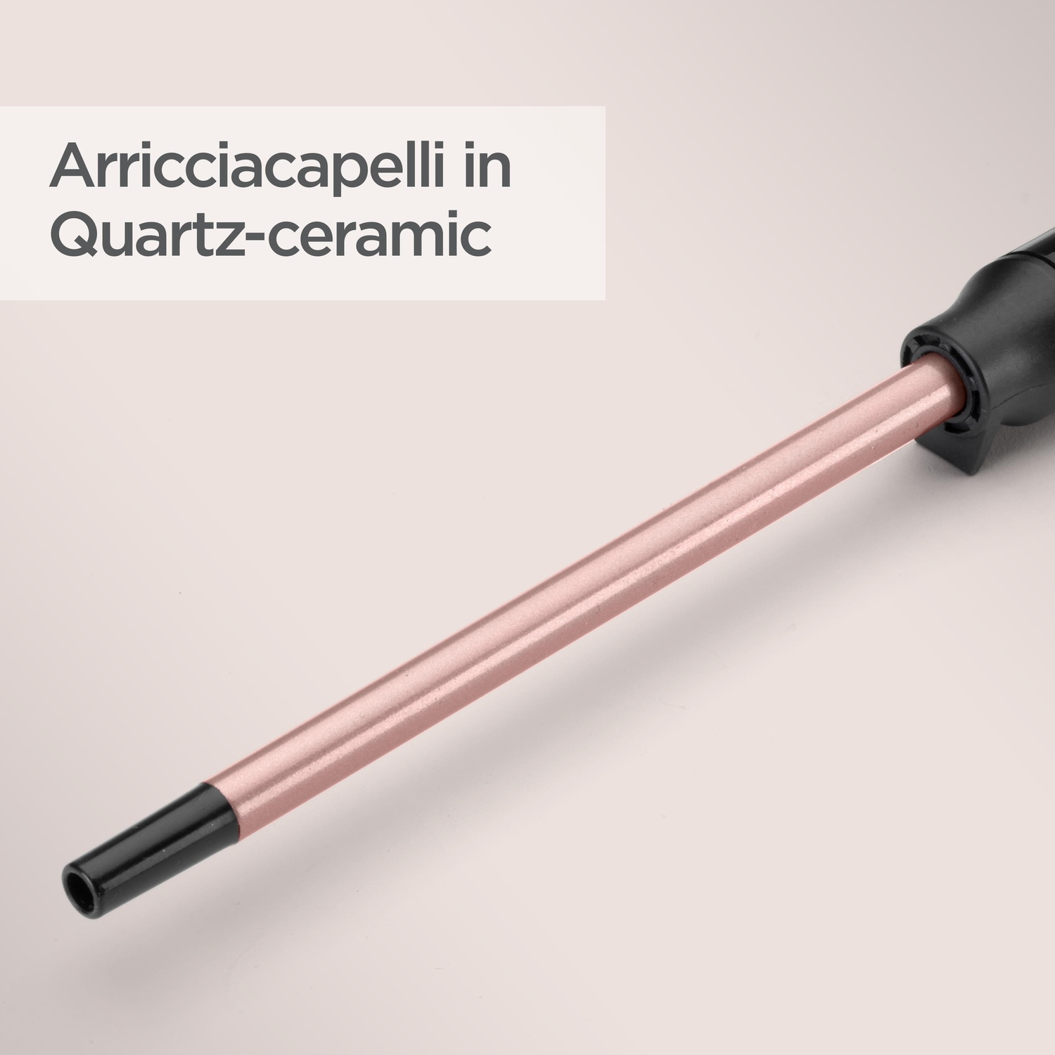 Un ferro arricciacapelli con canna color oro rosa e manico nero, intitolato 'Arricciacapelli in Quartz-ceramic'.