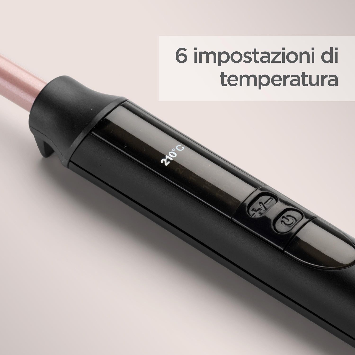 Un ferro arricciacapelli con 6 impostazioni di temperatura. Il ferro è nero con un fusto rosa arricciacapelli.