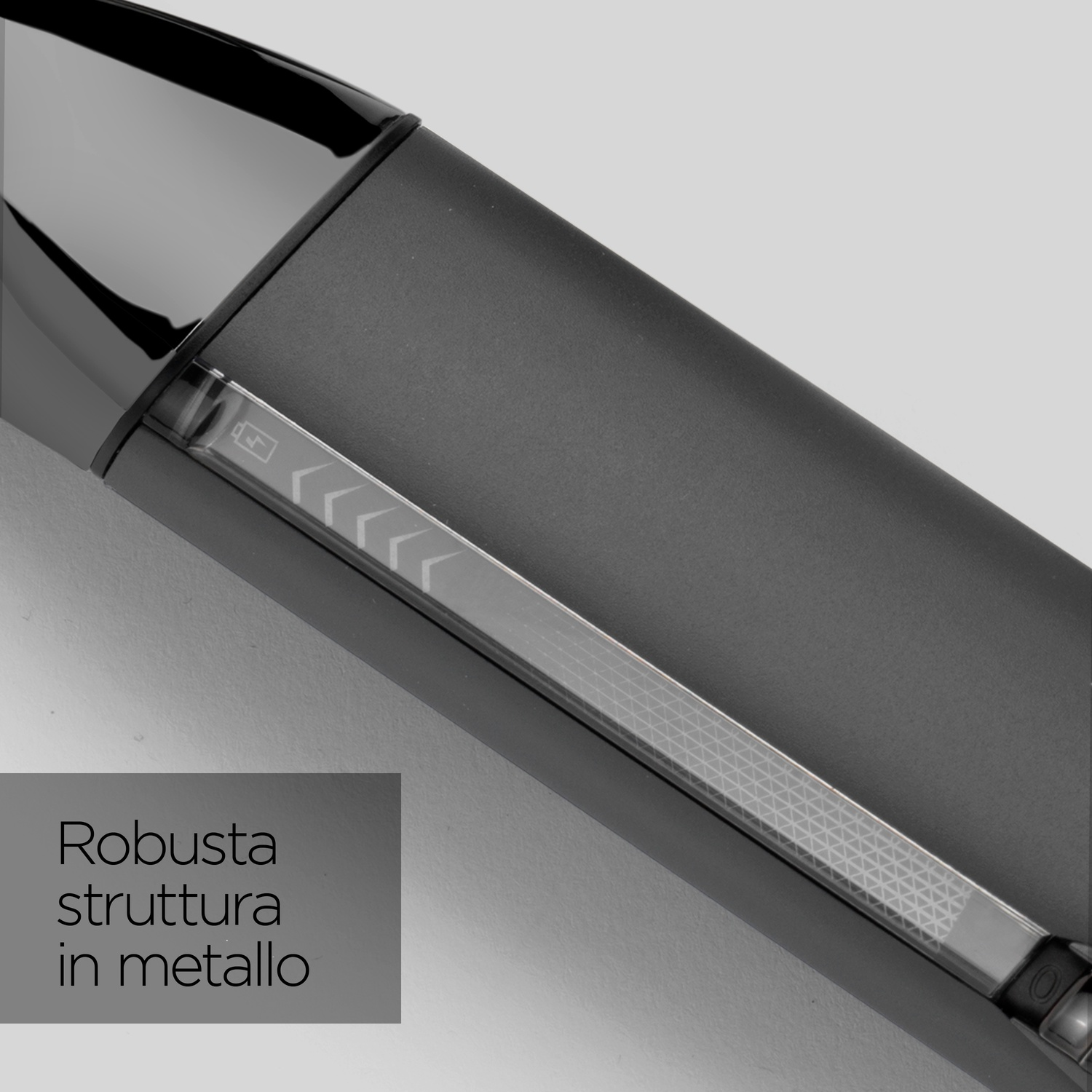 Primo piano di un dispositivo scuro con indicatore batteria. Testo 'Struttura robusta in metallo' sotto.