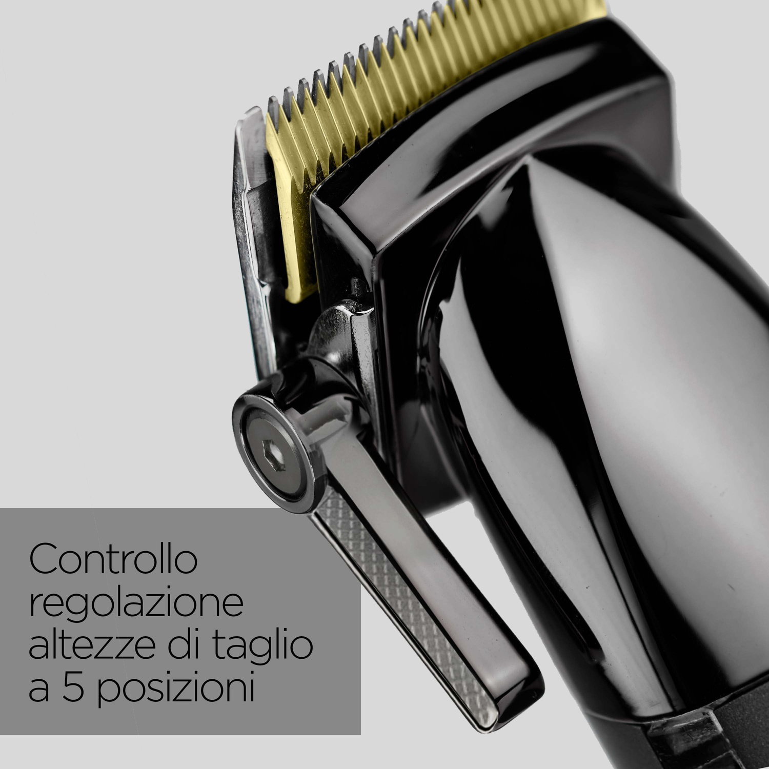 Primo piano di un tagliacapelli nero con lame dorate e leva di regolazione argentata. Testo: 'Controlo'.