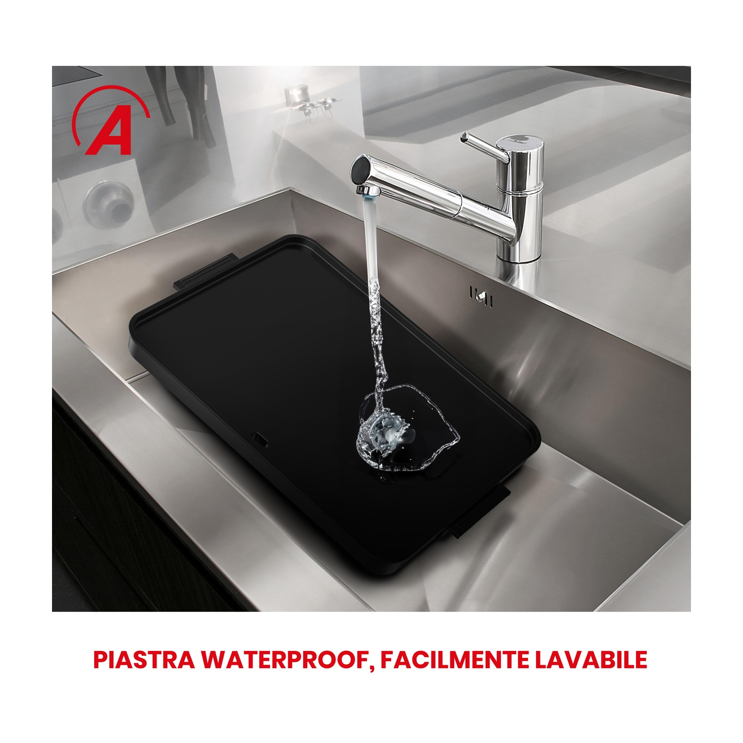 Acqua che esce da un rubinetto in una piastra nera in un lavello in acciaio inox.