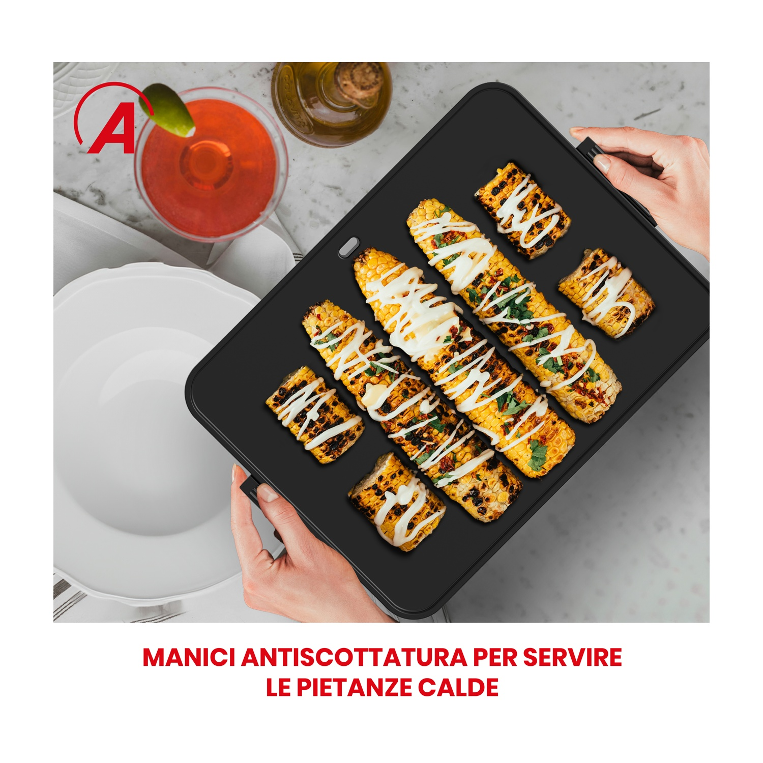 Mais arrosto su una piastra nera con guarnizioni, accanto a un cocktail.