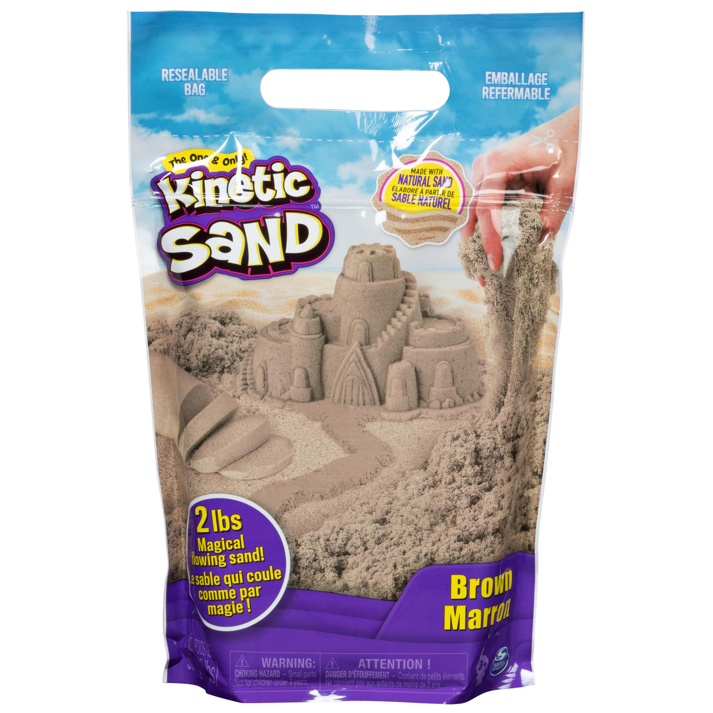 Eine Tüte Kinetic Sand mit einem Sandburg-Design, Text und dem Kinetic Sand-Logo.
