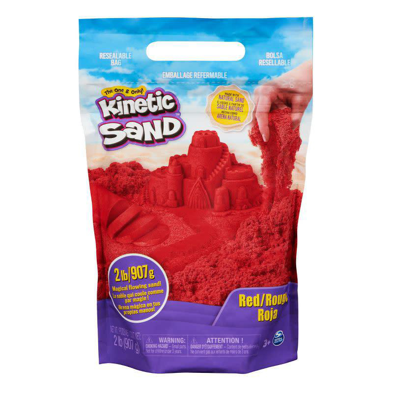Beutel mit rotem kinetischem Sand. Der Beutel ist überwiegend rot mit blauem Oberteil. Der Text auf dem Beutel lautet 'Kinetic Sand'.