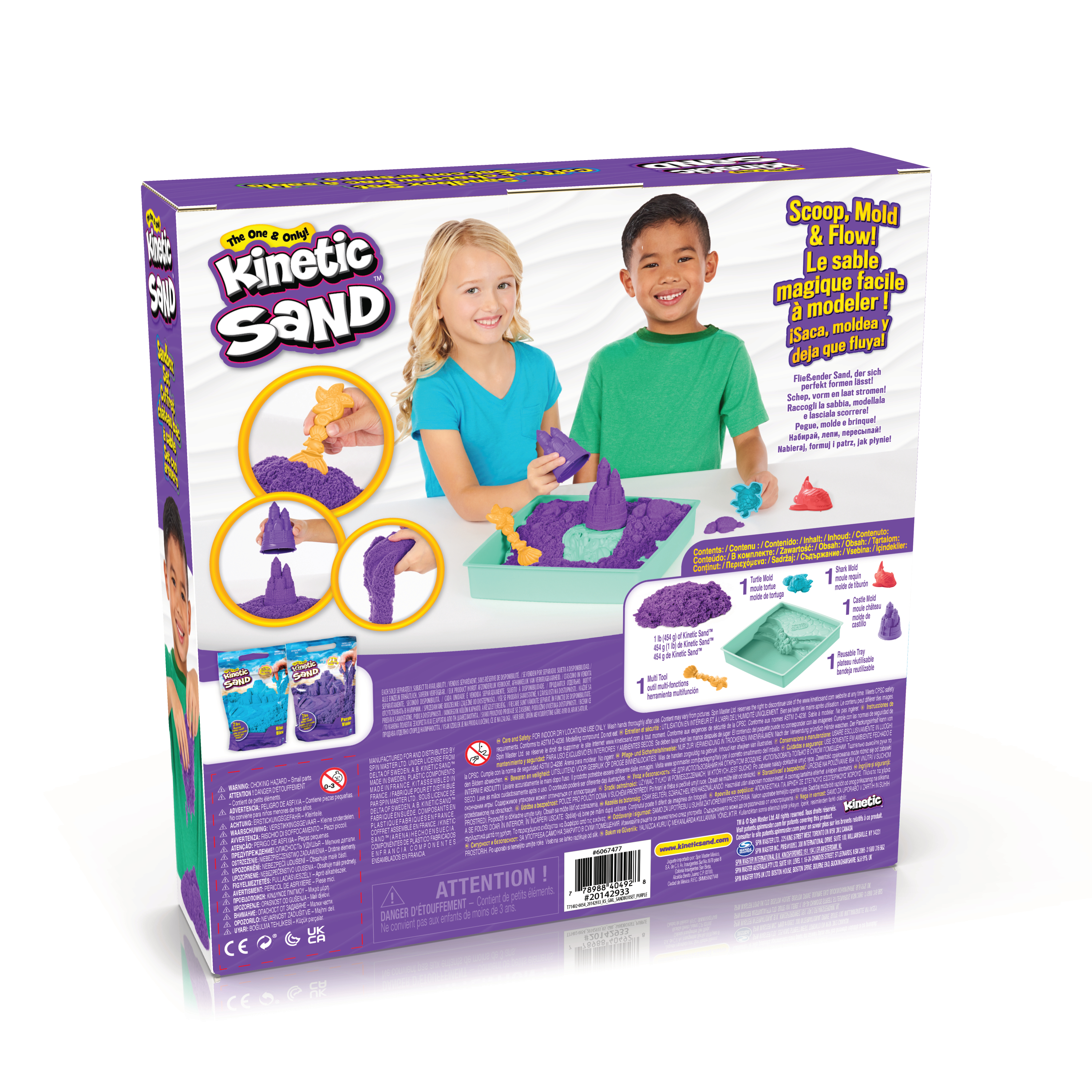 Die Rückseite einer Kinetic Sand-Box, die Kinder beim Spielen mit lila Sand und Formen zeigt.
