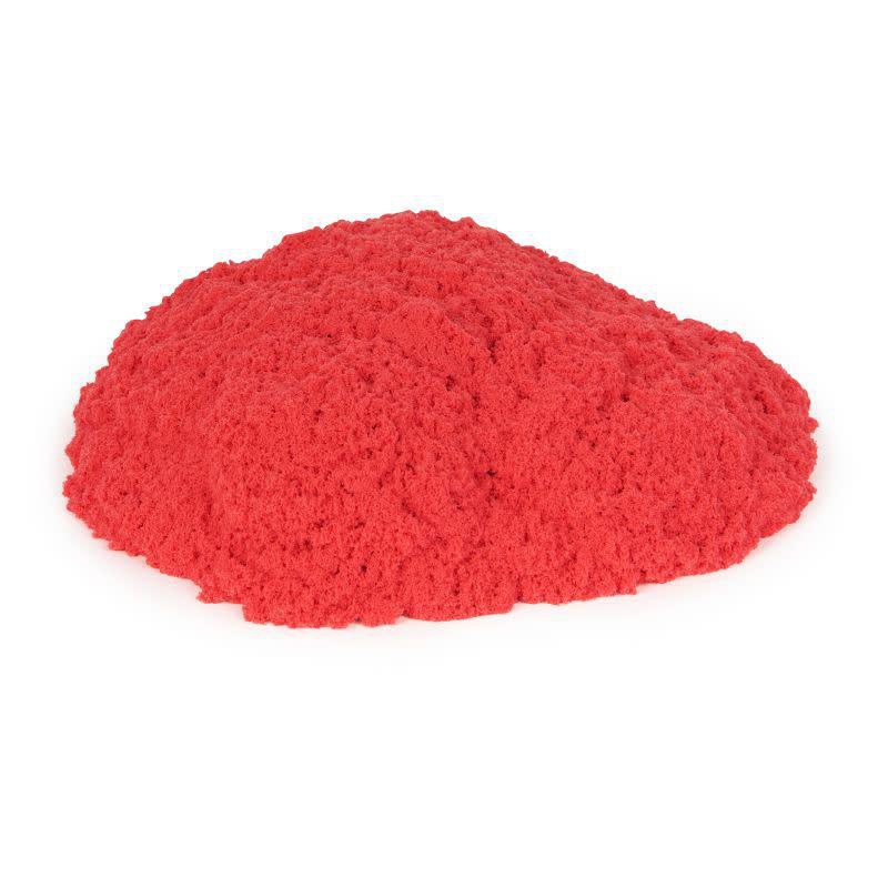Ein Hügel aus rotem kinetischem Sand, strukturiert und körnig, auf weißem Hintergrund.