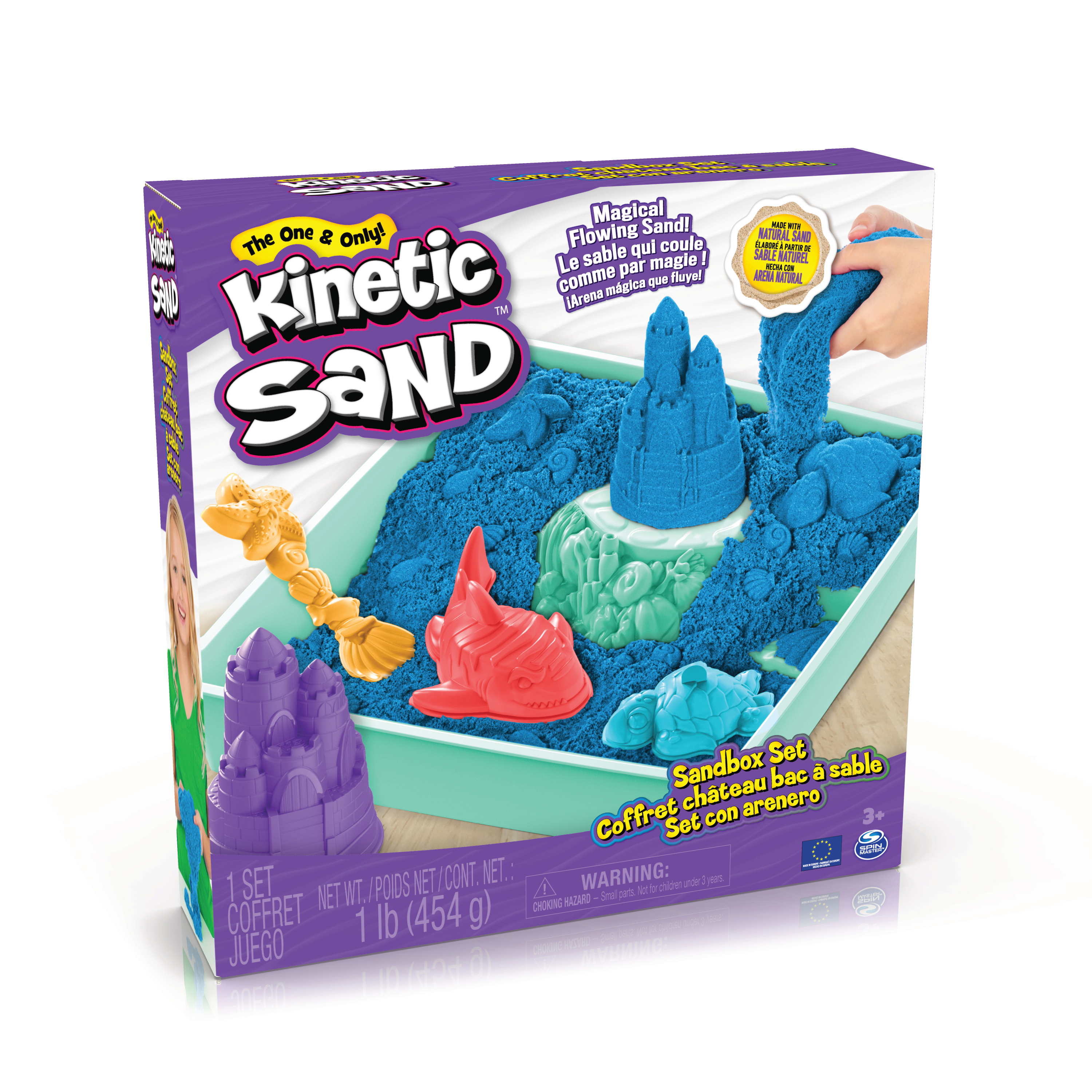 Box mit Kinetic Sand, Sand, Formen und Spielzeugburgen, blauer Hintergrund.