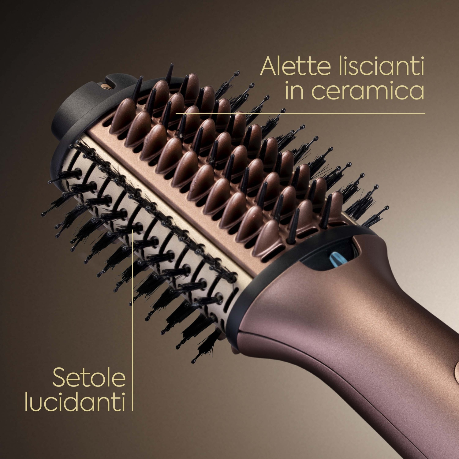 Primo piano di una spazzola per lo styling con piastre in ceramica e setole. Schema di colori rame e nero.