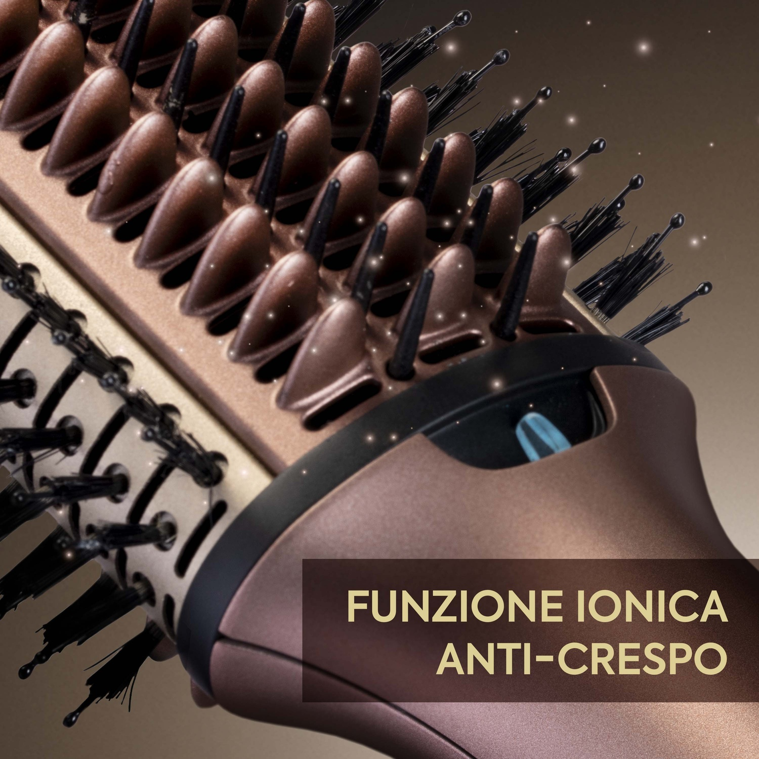 Spazzola per capelli con testo: funzione ionica anti-crespo. Lo sfondo è un colore oro sfocato.