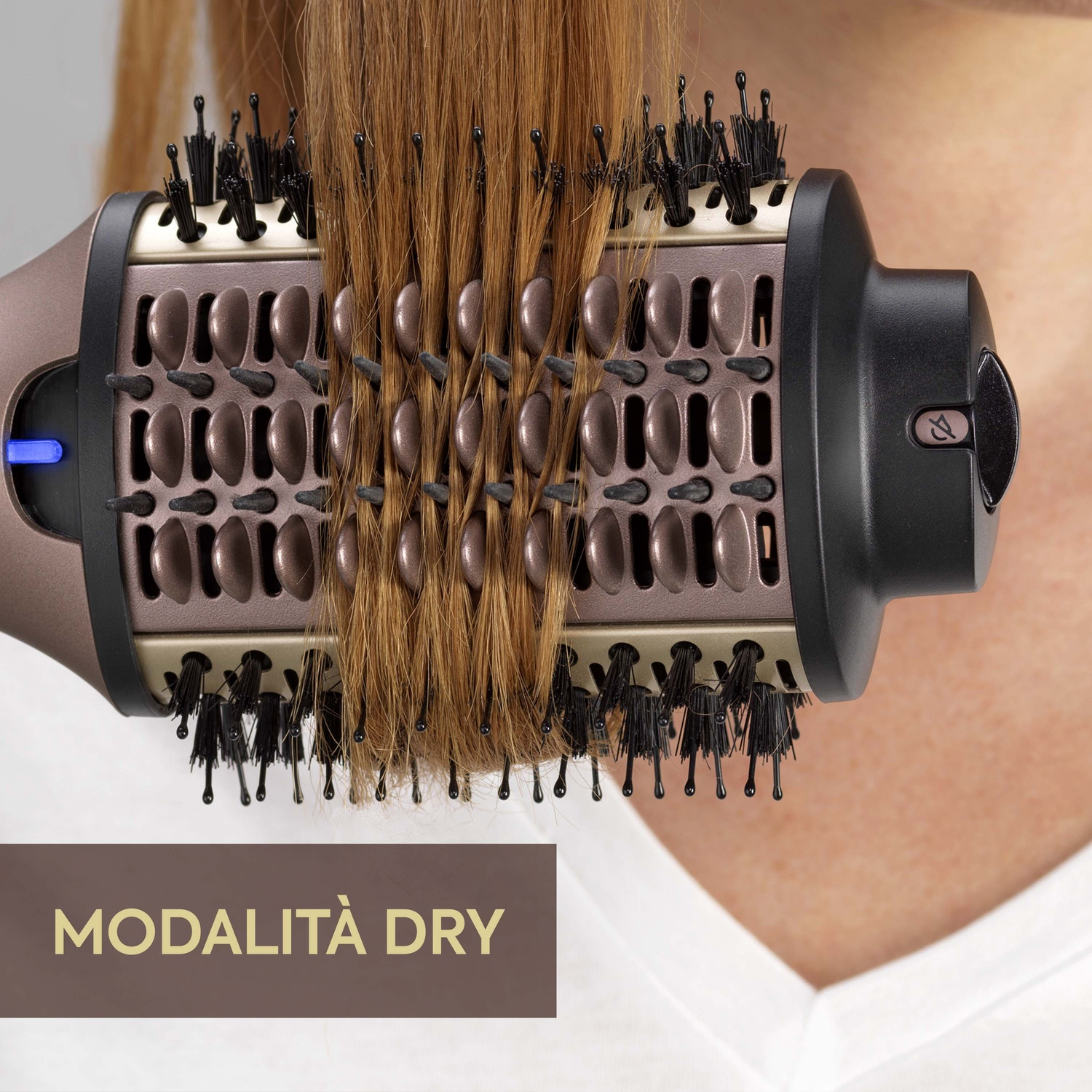 Capelli acconciati con una spazzola rotante. Testo: MODALITÀ DRY.