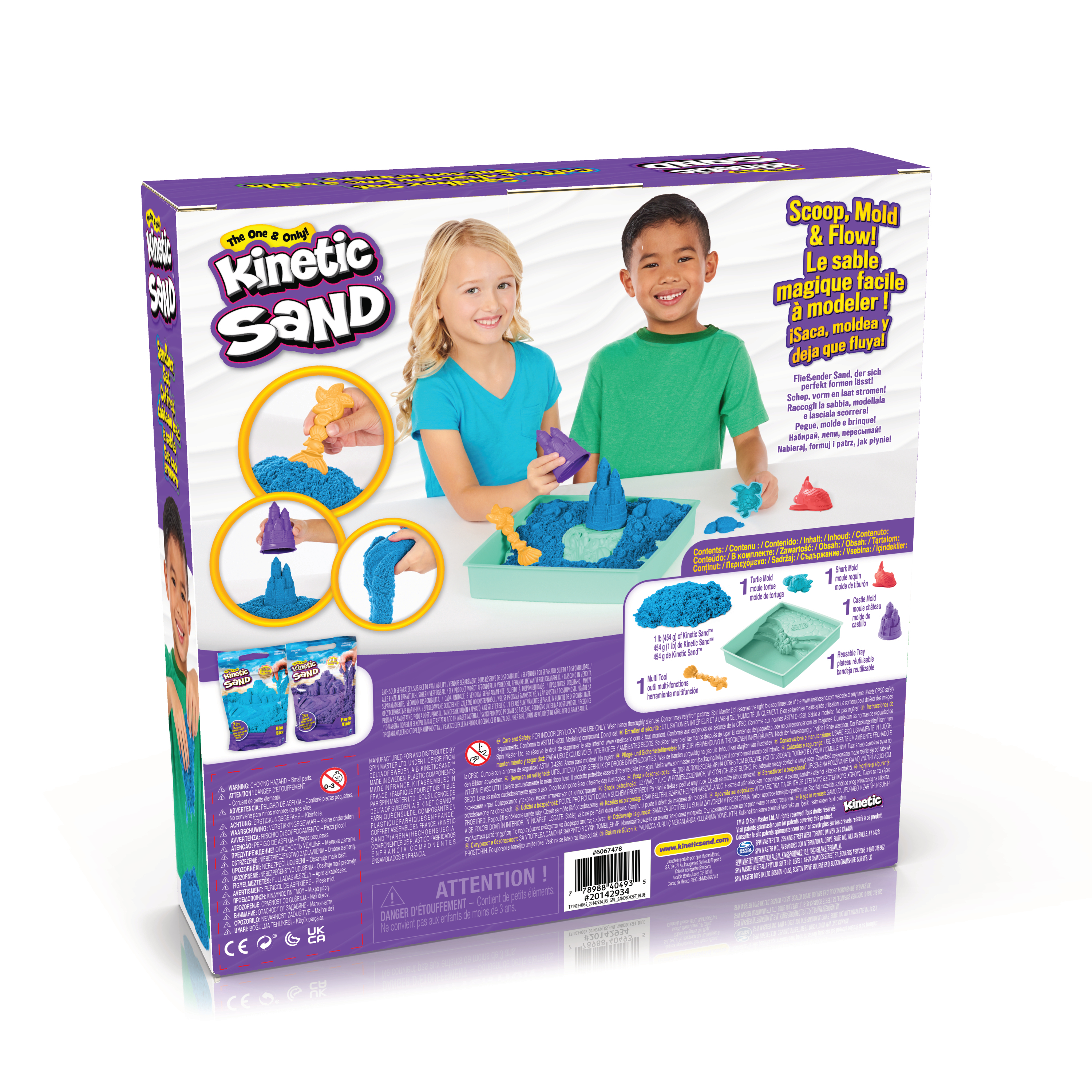 Eine Kinetic Sand-Box mit zwei Kindern, die Formen machen. Die Box zeigt Anweisungen und Werkzeuge.