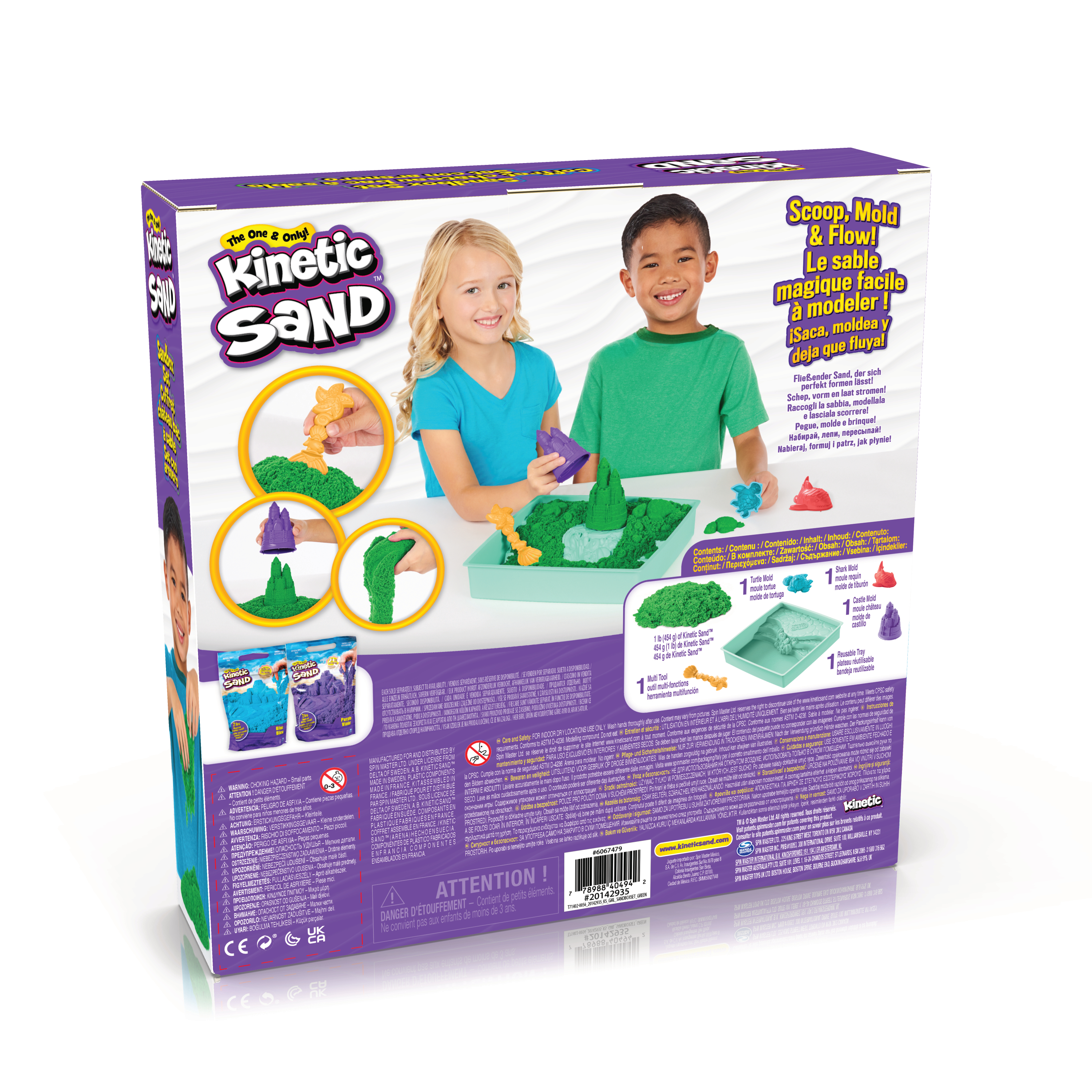 Kiste mit Kinetic Sand mit zwei Kindern. Anweisungen zeigen, wie man Sand in Formen formt. Text in mehreren Sprachen.