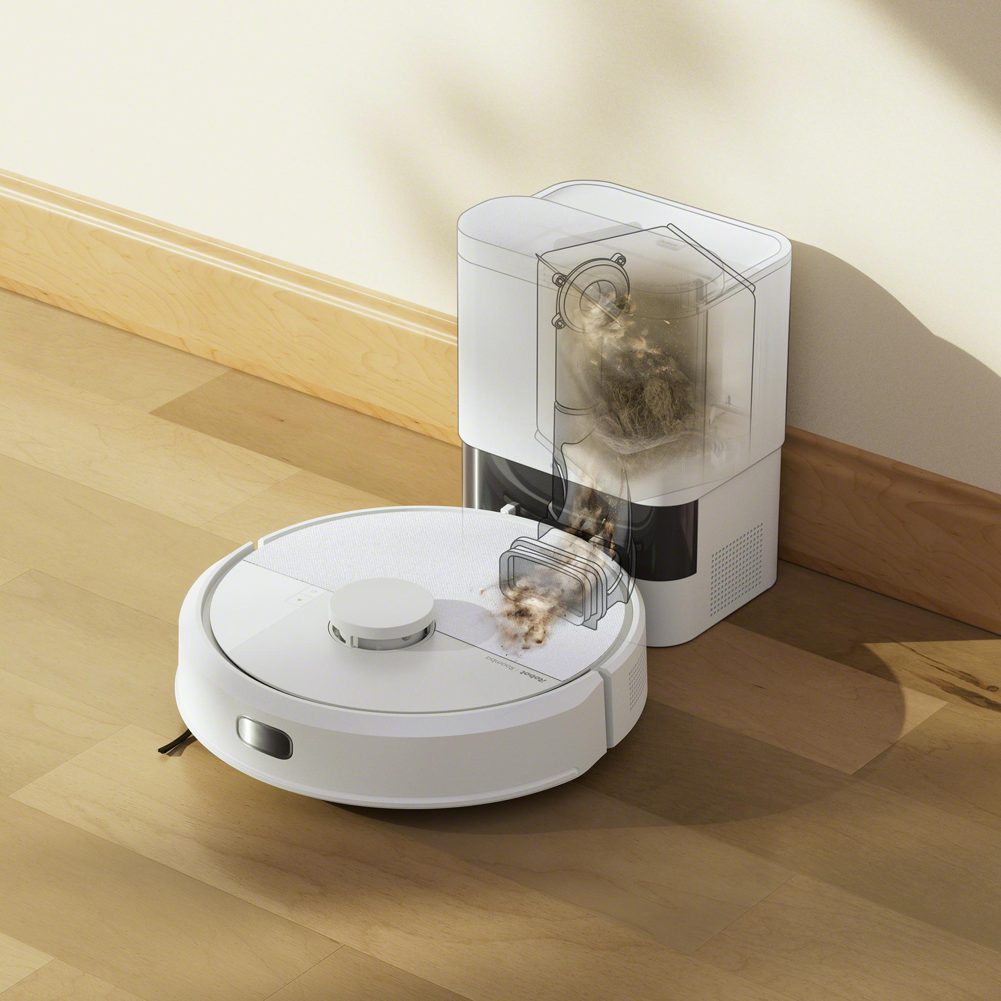 Weißer Roboter-Staubsauger und selbstreinigende Basis auf Holzboden, Schmutz sichtbar. Heller Hintergrund.