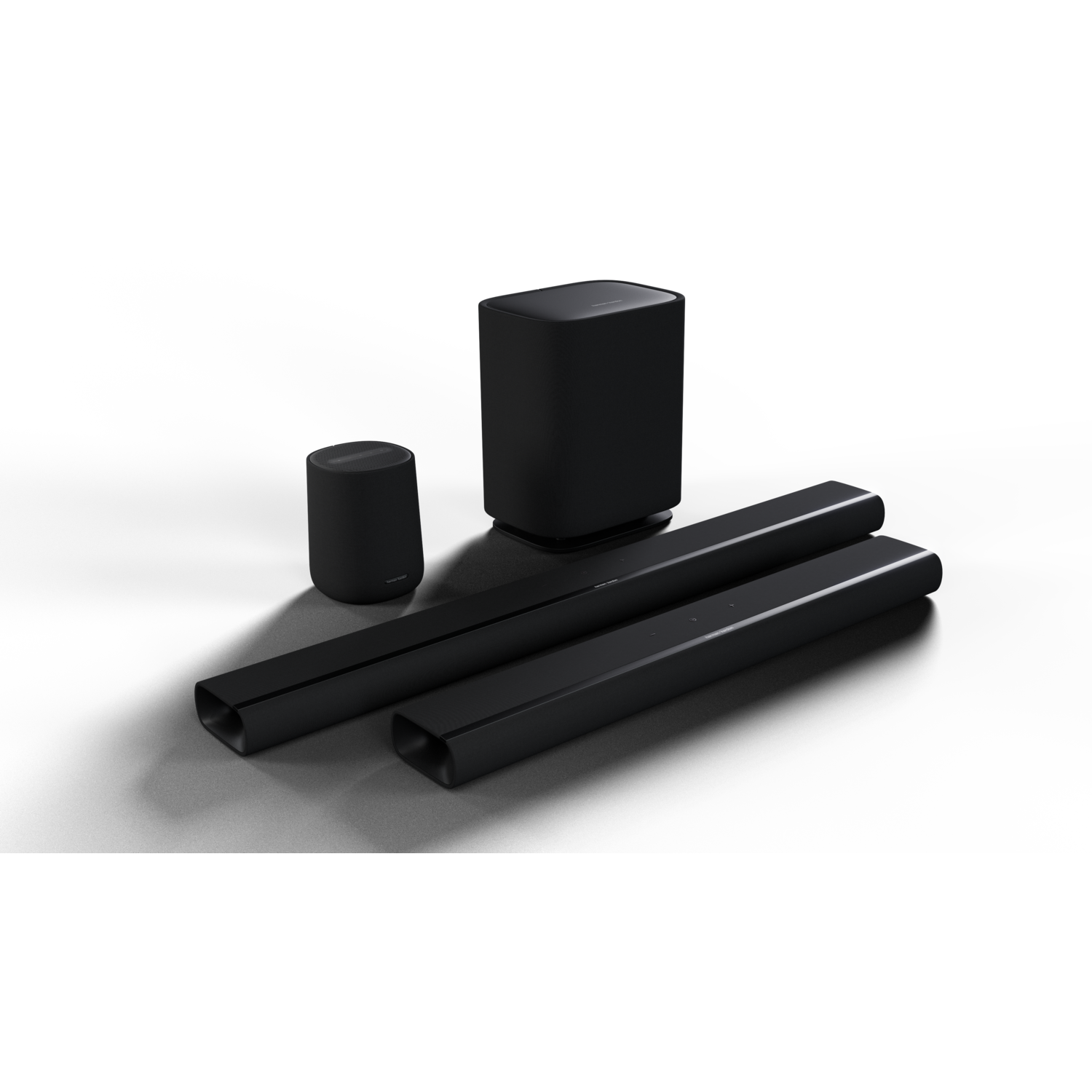 Een zwart home theater systeem met een subwoofer, soundbars en een luidspreker.
