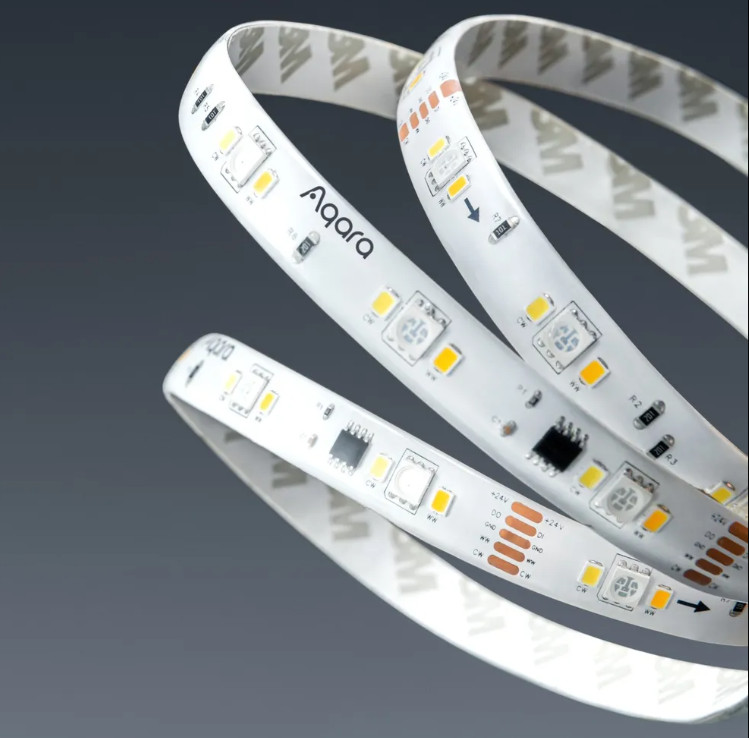 Biały pasek LED Aqara z taśmą klejącą. Szare tło.