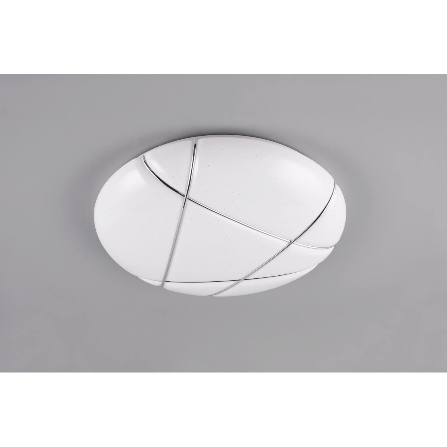 Una plafoniera bianca con un design geometrico su sfondo grigio, con linee argentate.