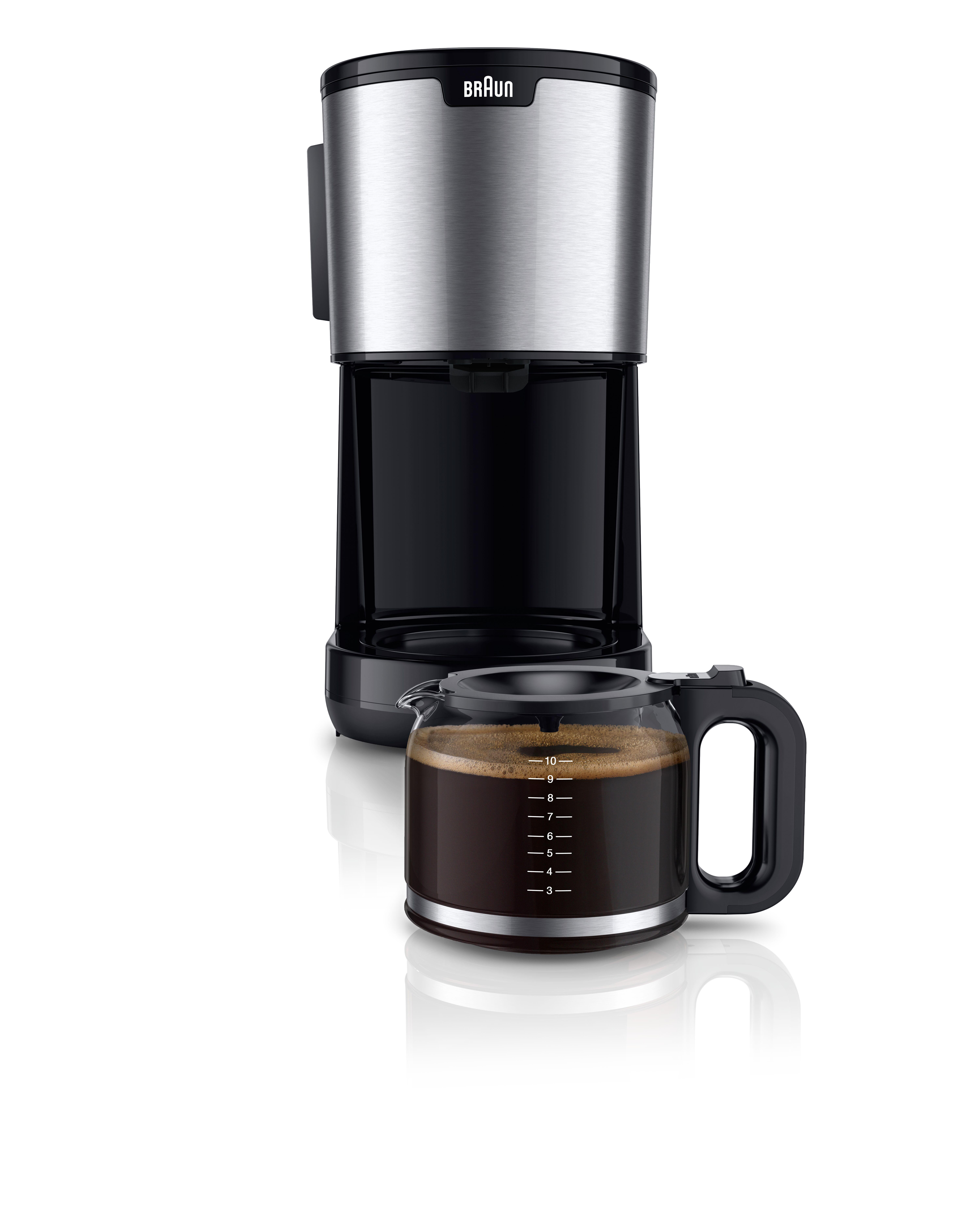 Kaffeemaschine und Glaskaraffe. Die Kaffeemaschine ist schwarz und silber, mit einer vollen Kaffeekaraffe.