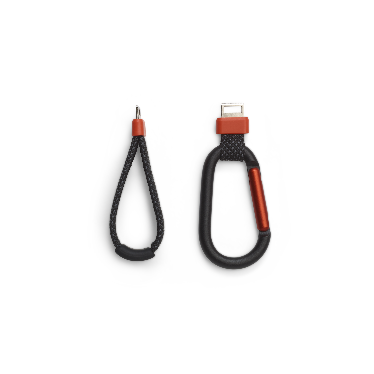 Twee items op wit. Een zwarte touwlus met oranje accent, een zwarte karabijnhaak met oranje accent en een oplaadpoort.