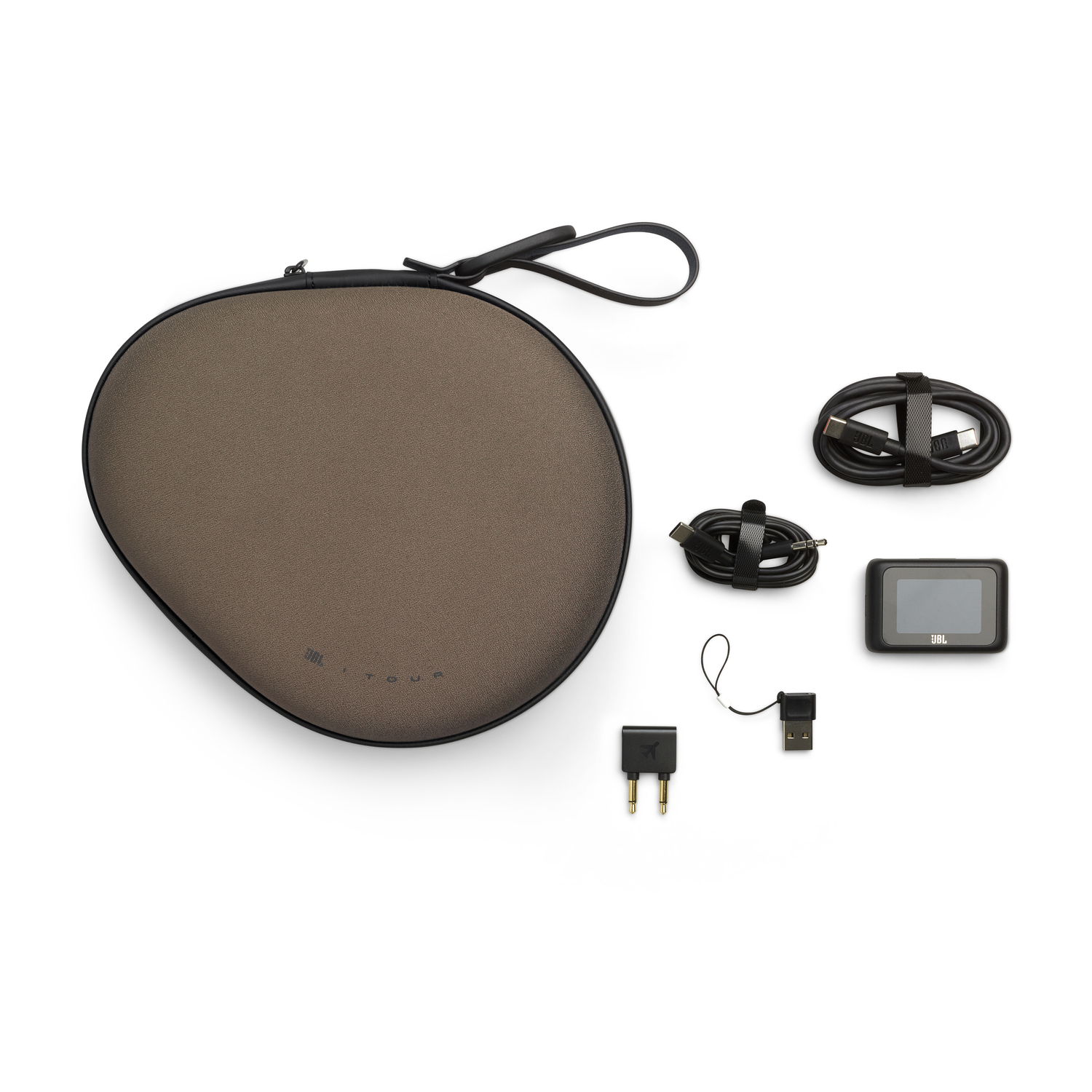 Étui marron avec poignée noire, accessoires : câble noir, chargeur et appareil noir.