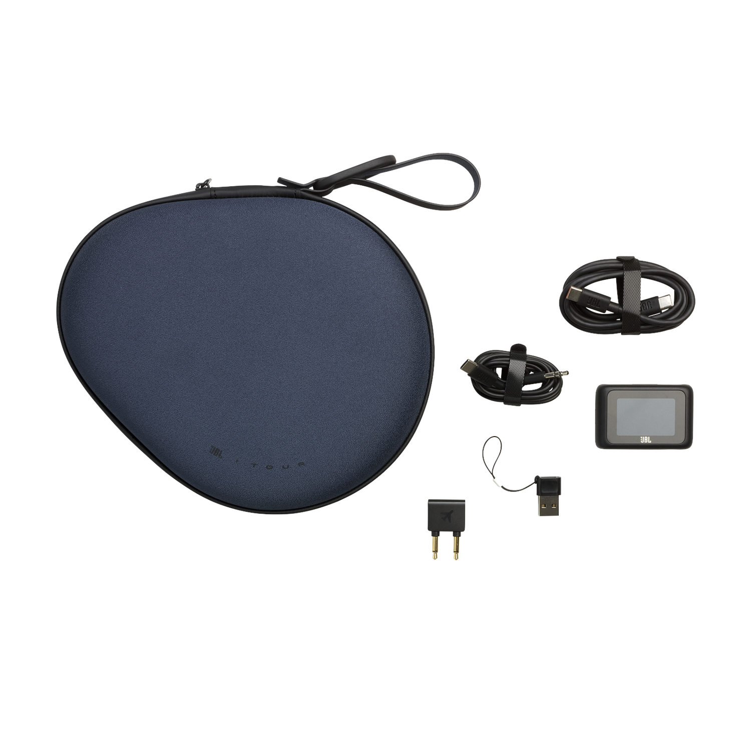 Un étui JBL Tour bleu marine, avec accessoires dont câbles et chargeur, sur fond blanc.