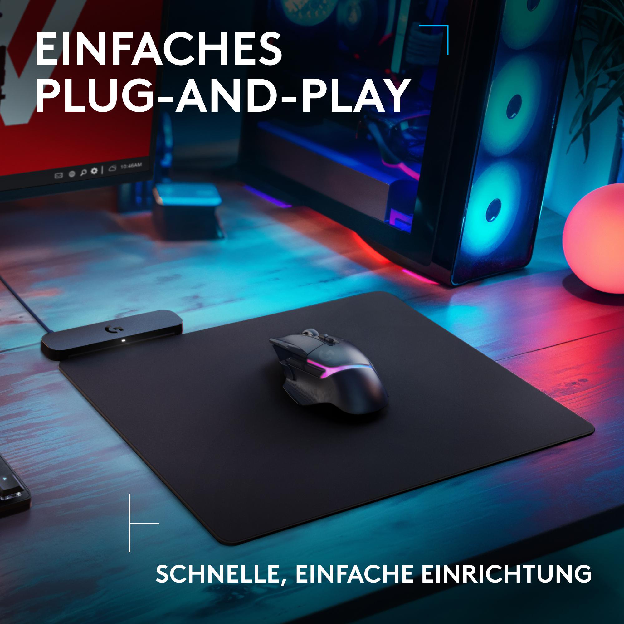 Eine Gaming-Maus auf einem schwarzen Mauspad, mit einem Computer-Setup im Hintergrund. Deutscher Text.