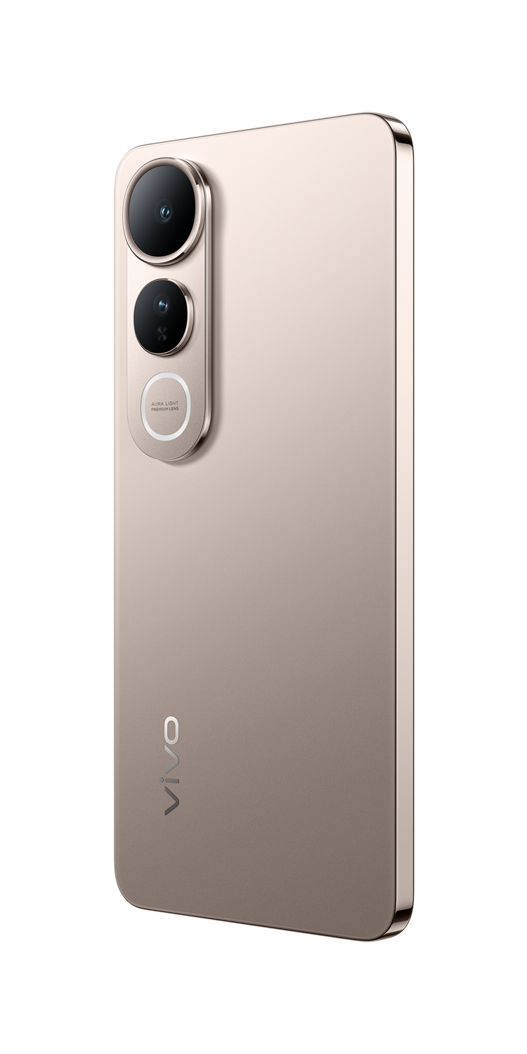 Un teléfono oro rosa sobre un fondo negro con una configuración de triple cámara.