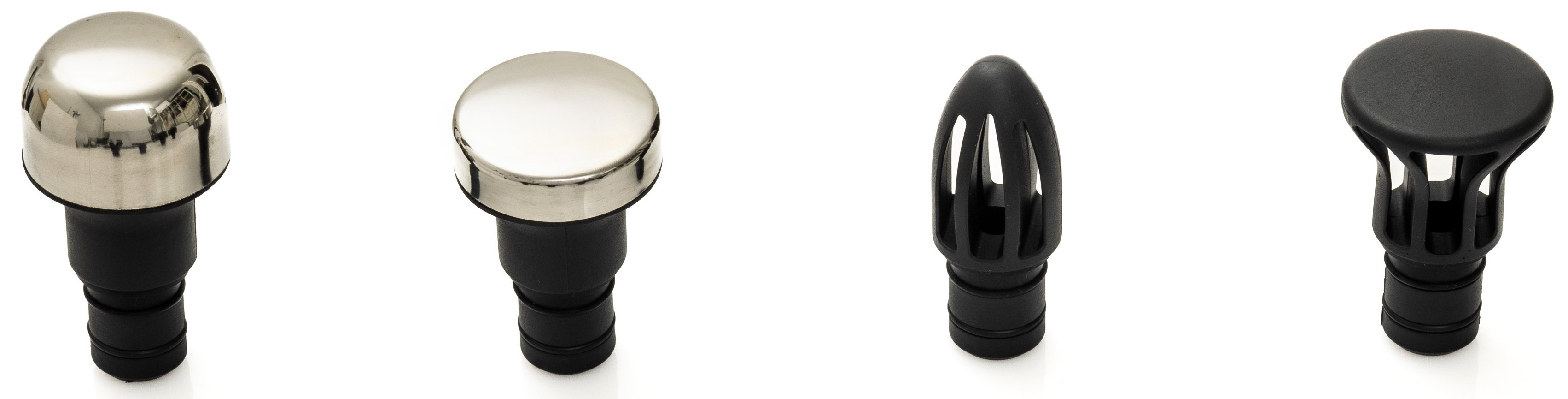 Cztery różne korki do zlewu. Dwa chromowane, jeden czarny ze szczelinami i jeden cały czarny.