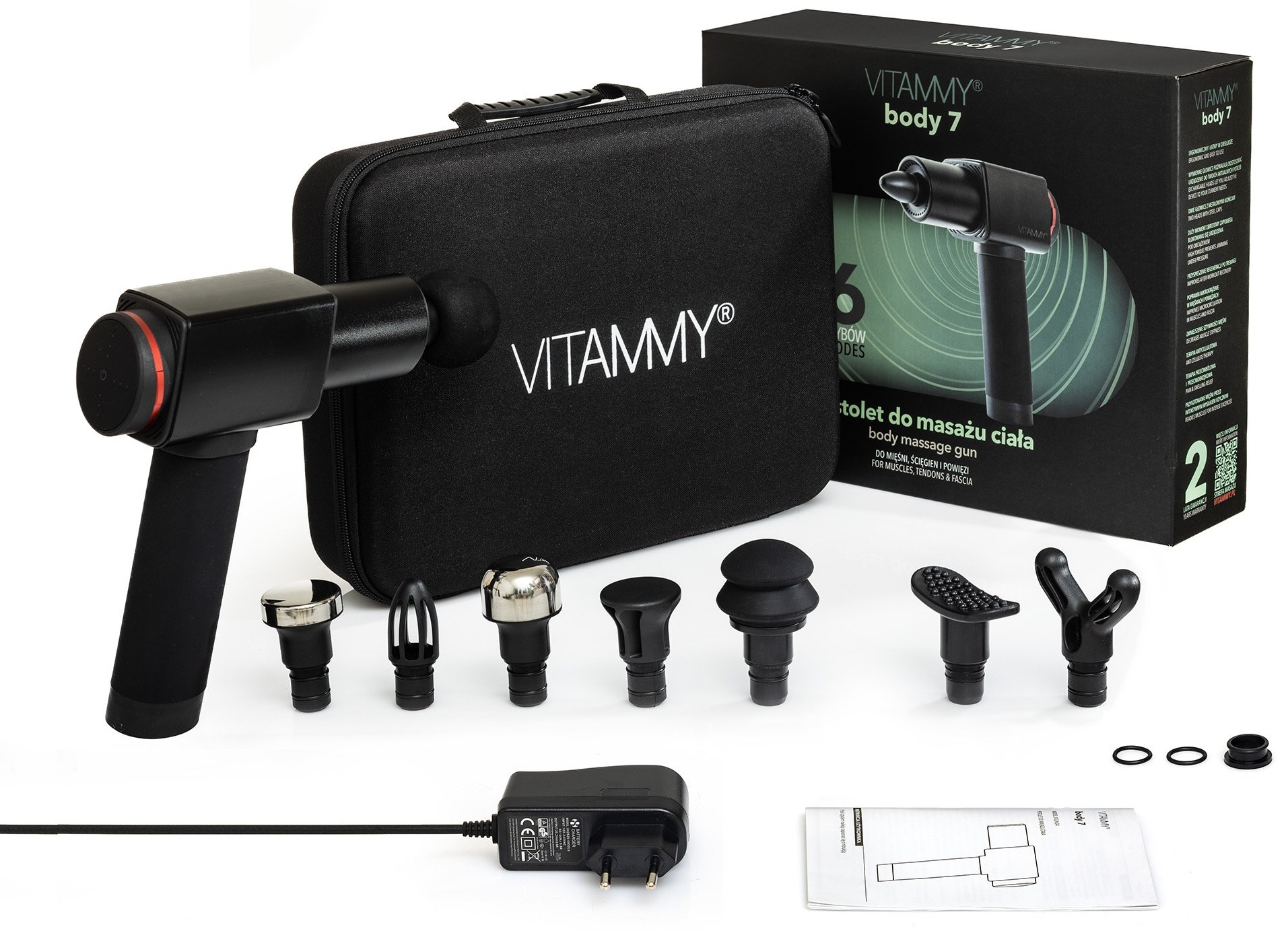 Czarny pistolet do masażu z różnymi nakładkami, etui i ładowarką na białej powierzchni, z tekstem na pudełku.
