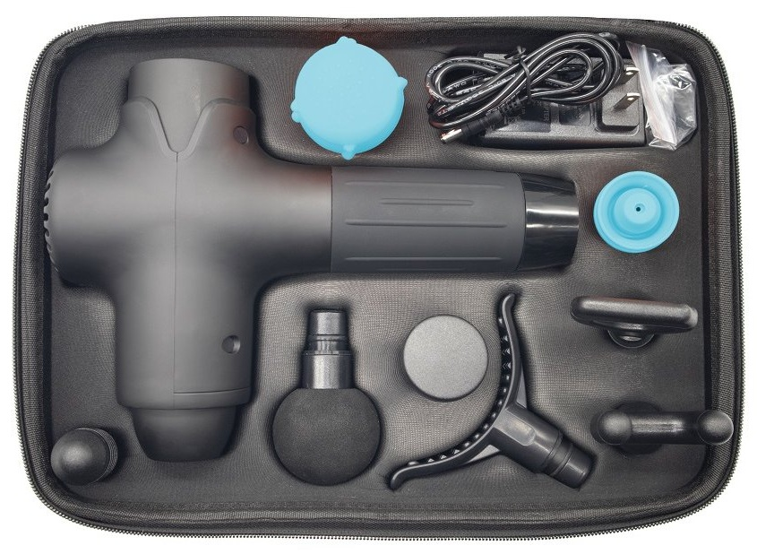 Czarny pistolet do masażu i akcesoria w etui. Białe tło.