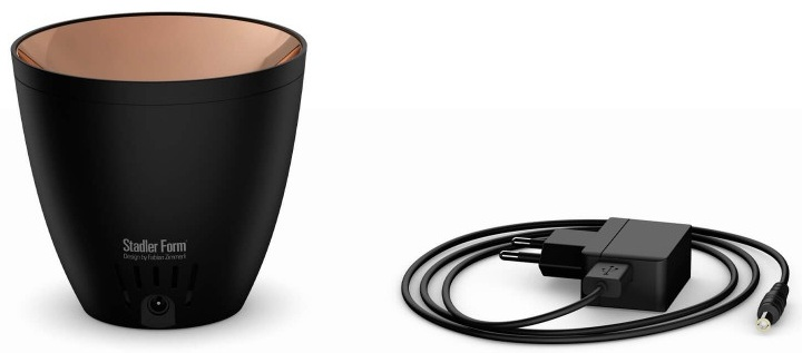 Czarny i miedziany odświeżacz powietrza z zasilaczem.