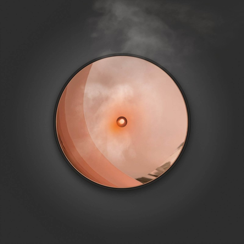 Widok z góry na dyfuzor, z dymem unoszącym się ze środka.