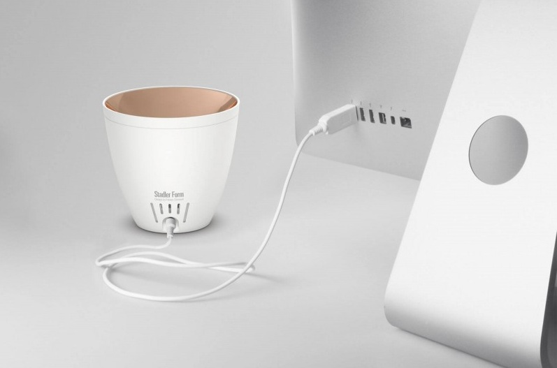 Biały i złoty nawilżacz podłączony do komputera, z białym kablem.