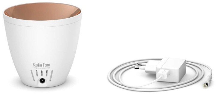 Biały nawilżacz powietrza ze złotym wnętrzem i zasilaczem.